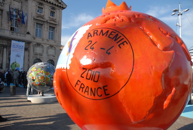 La Grenade de la Paix devant la Mairie de Marseille