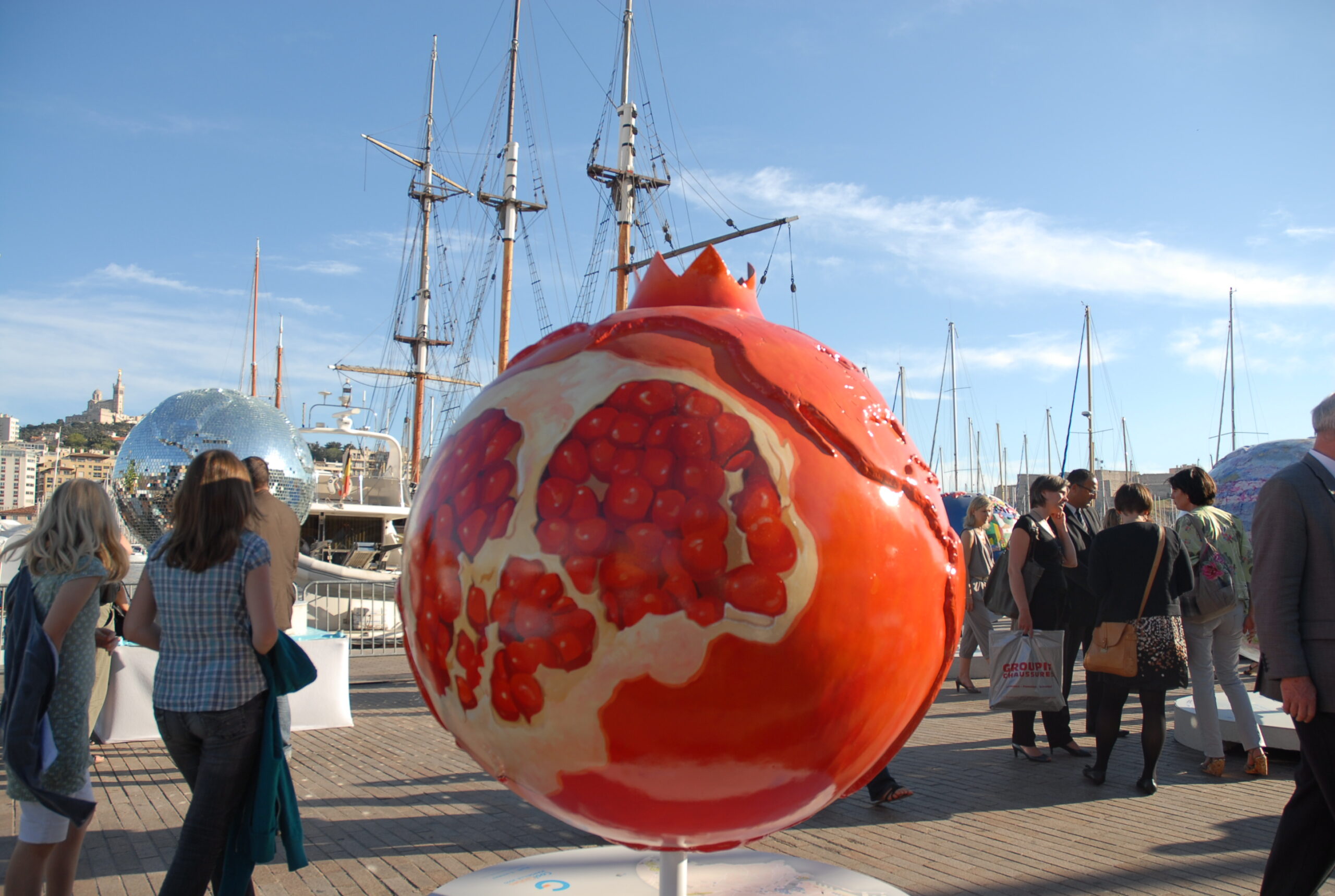 La Grende de la Paix devant le Vieux Port