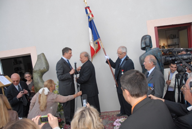 Le Préfet remet la Légion d'Honneur à Toros