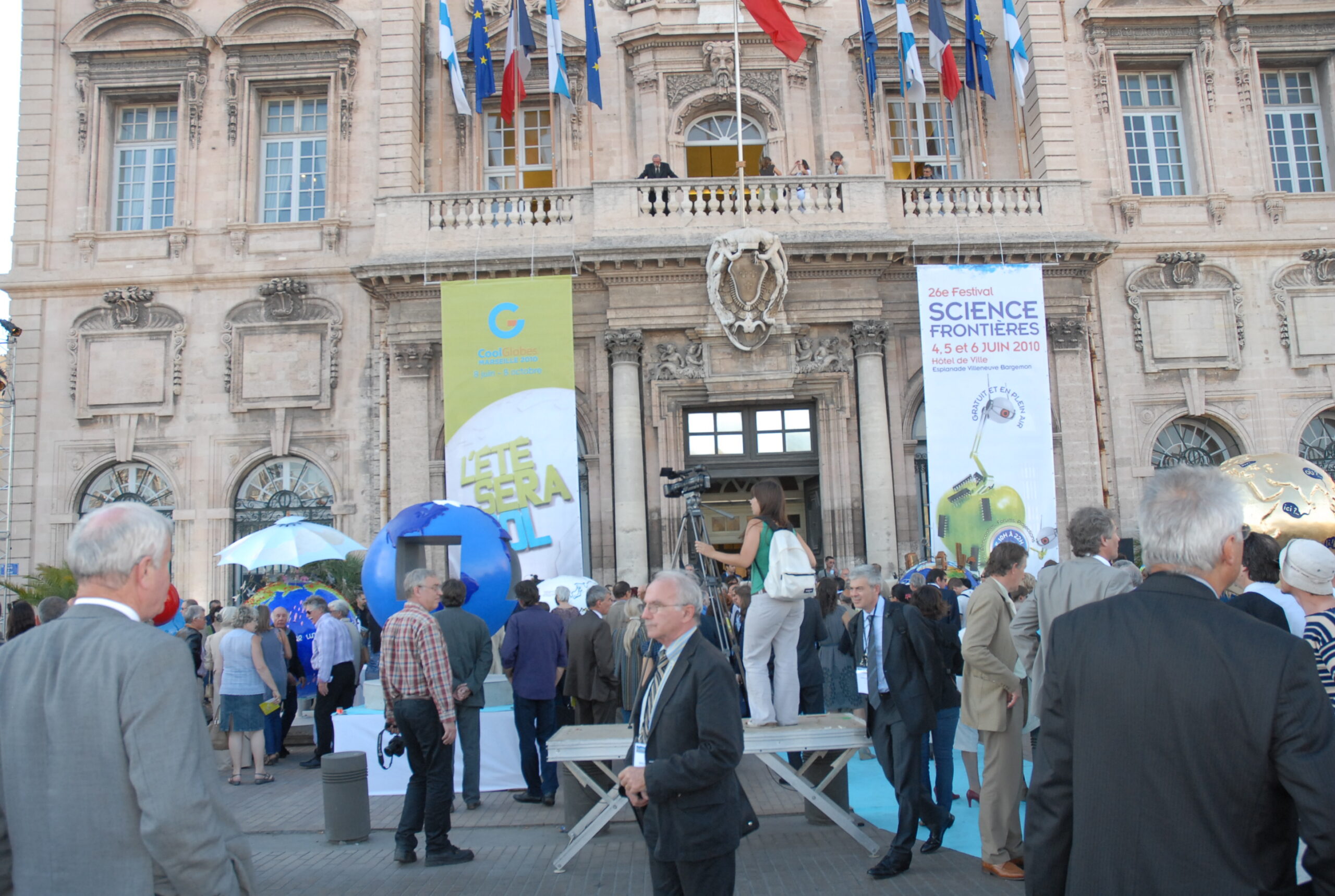 Présentatuon des globes devant la Mairie de Marseille