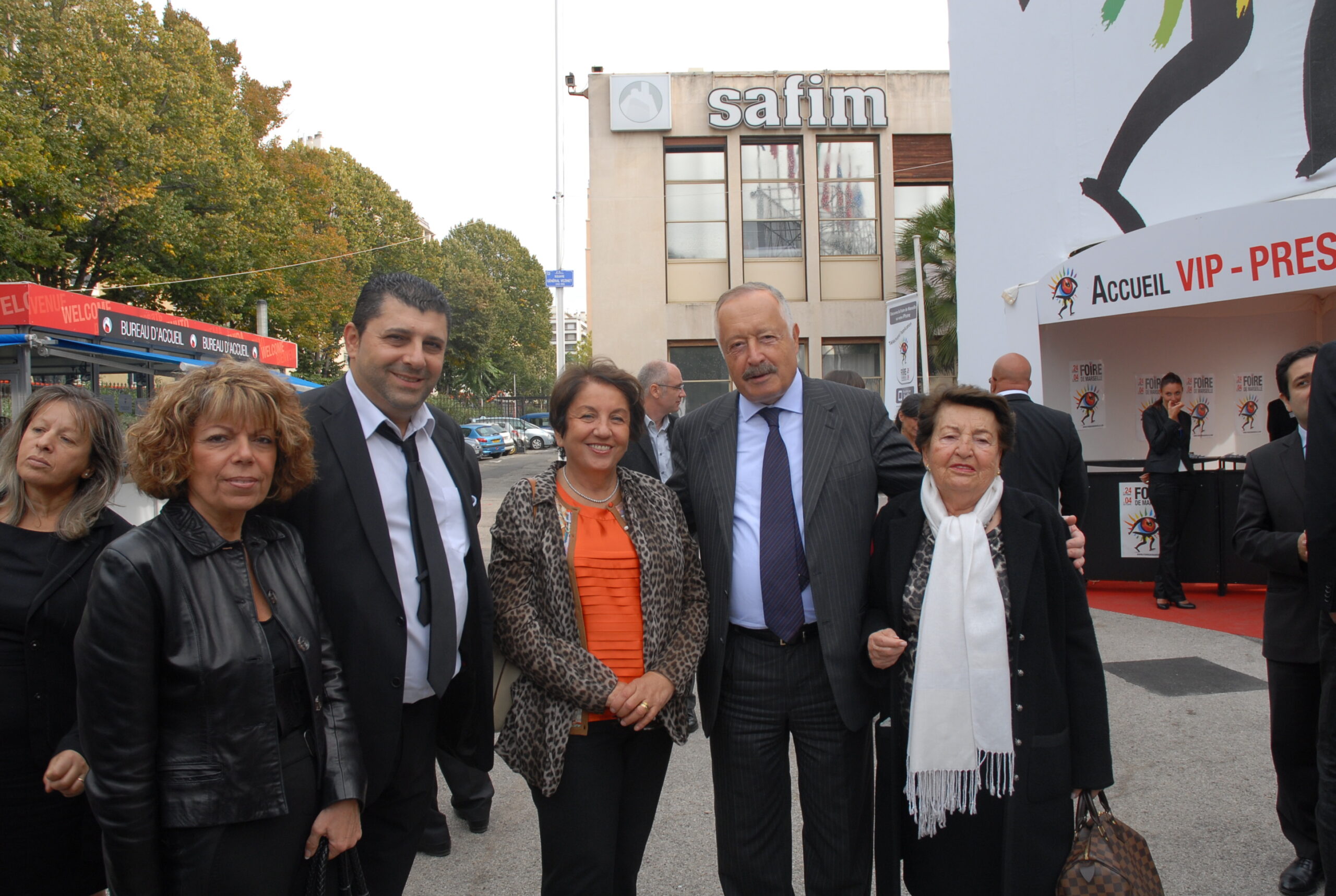 Au centre Richard Findykian, Angèle Melkonian et S.E. Viguen Tchitechian