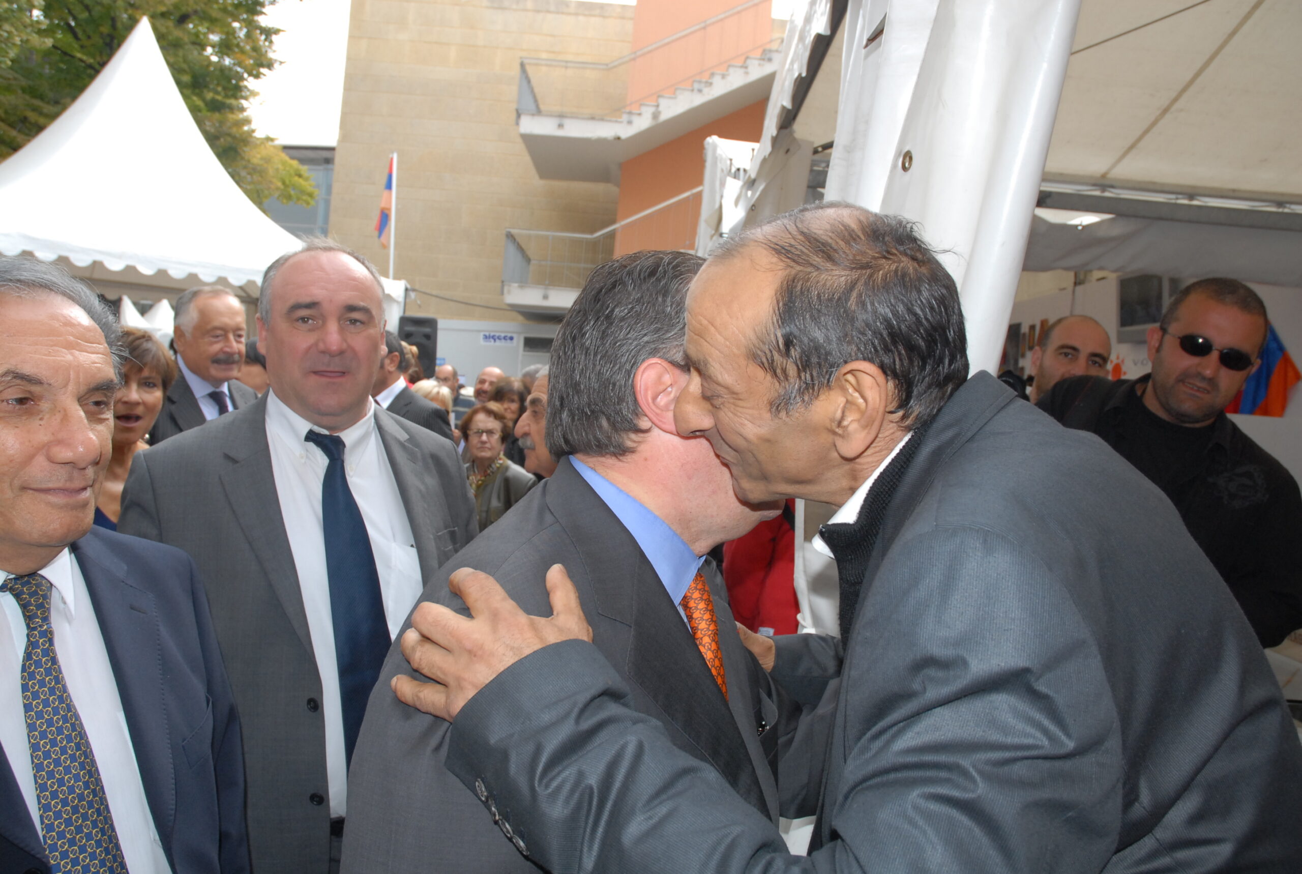 Embrassades au stand Provence-Arménie