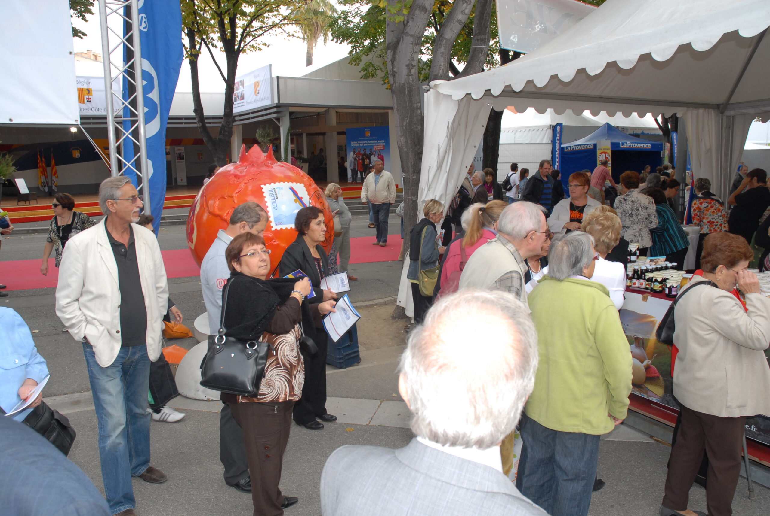 Le public devant le Pavillon Arménie