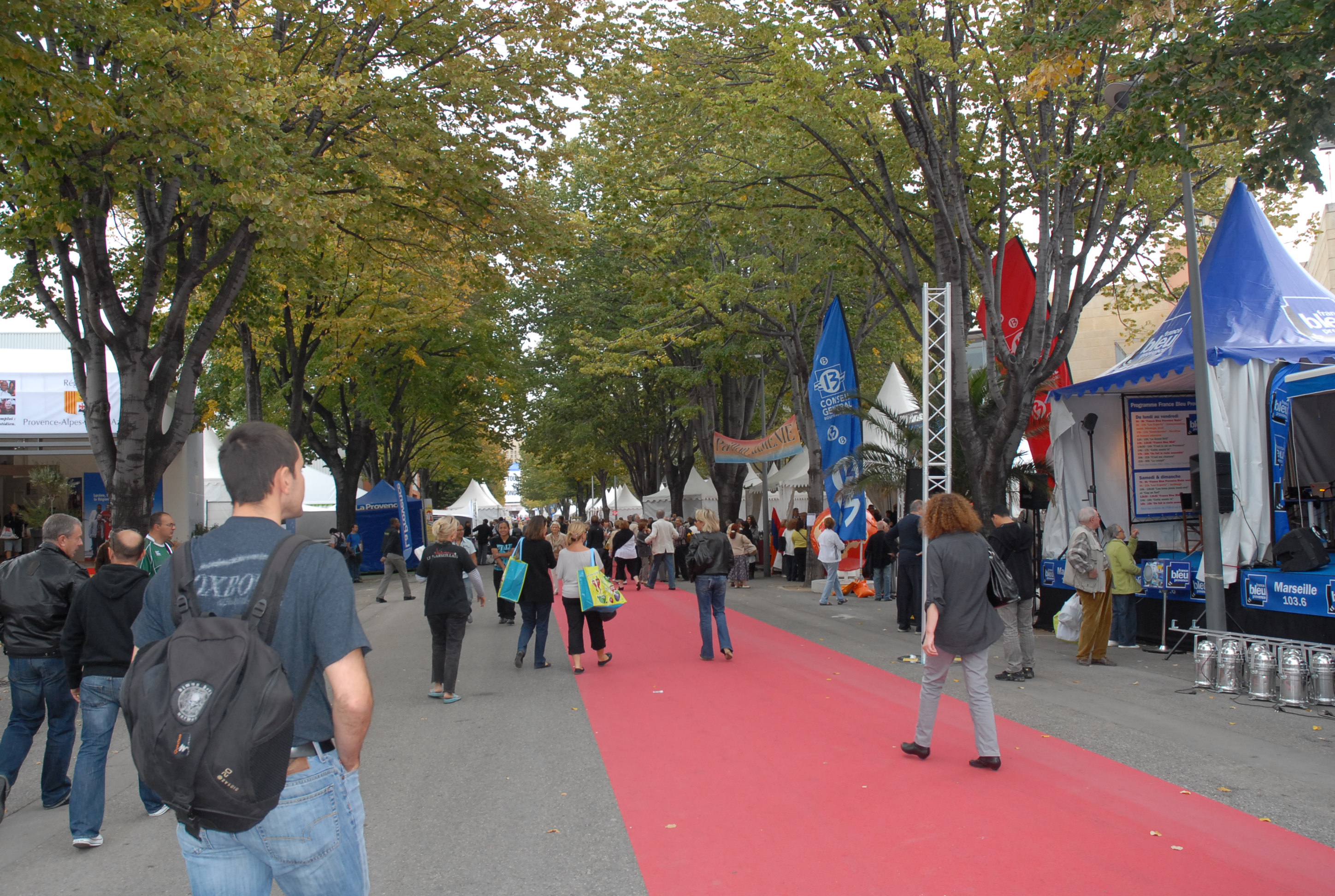 Le Pavillon Arménie à droite de l'allée centrale