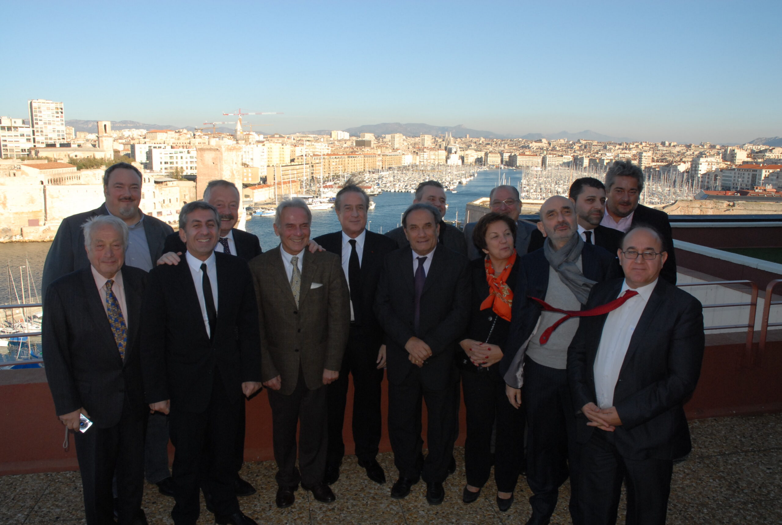 Le jury devant le Vieux Port;...et face au mistral...