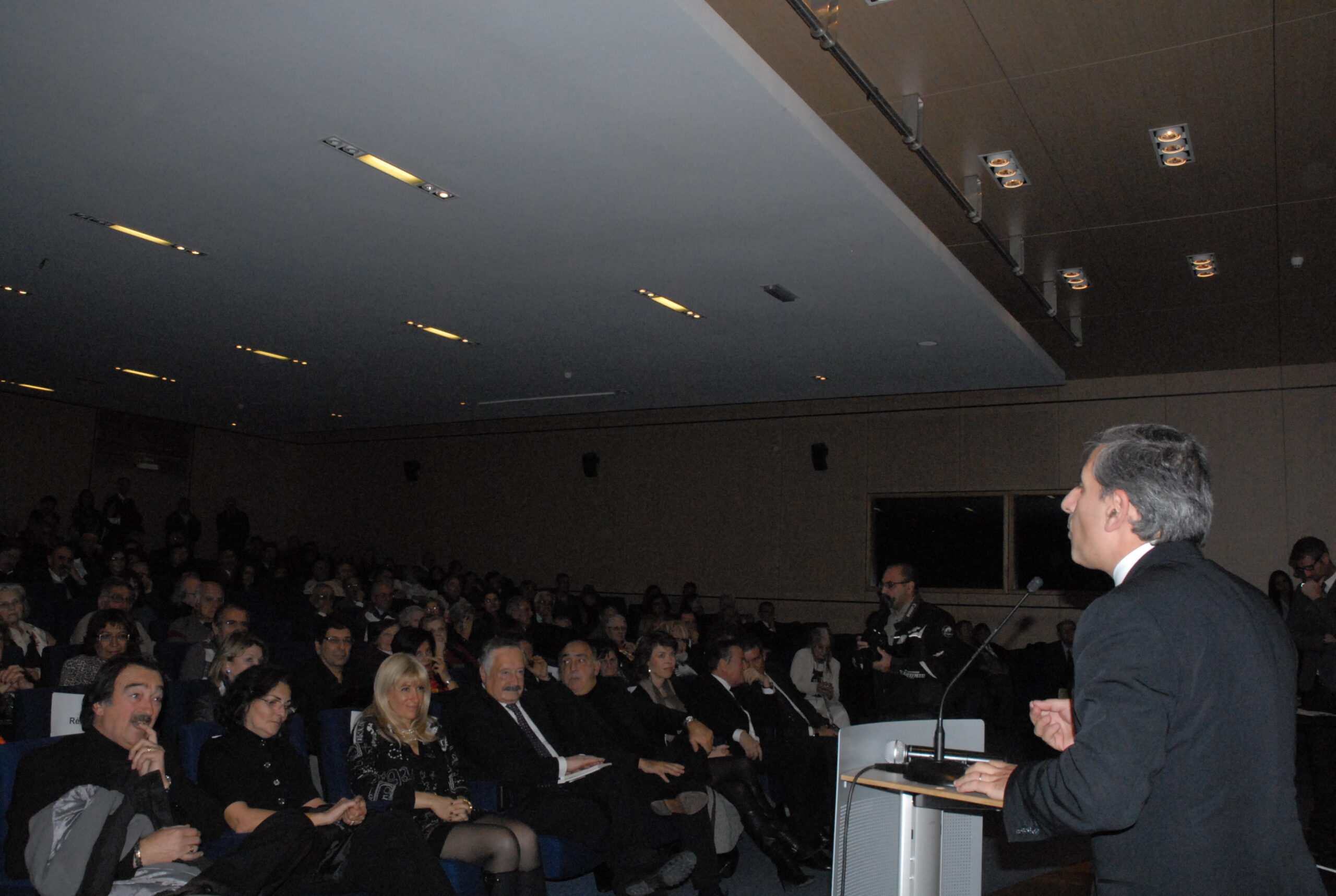 Didier Parakian représentant le Maire de Marseille salue le Festival