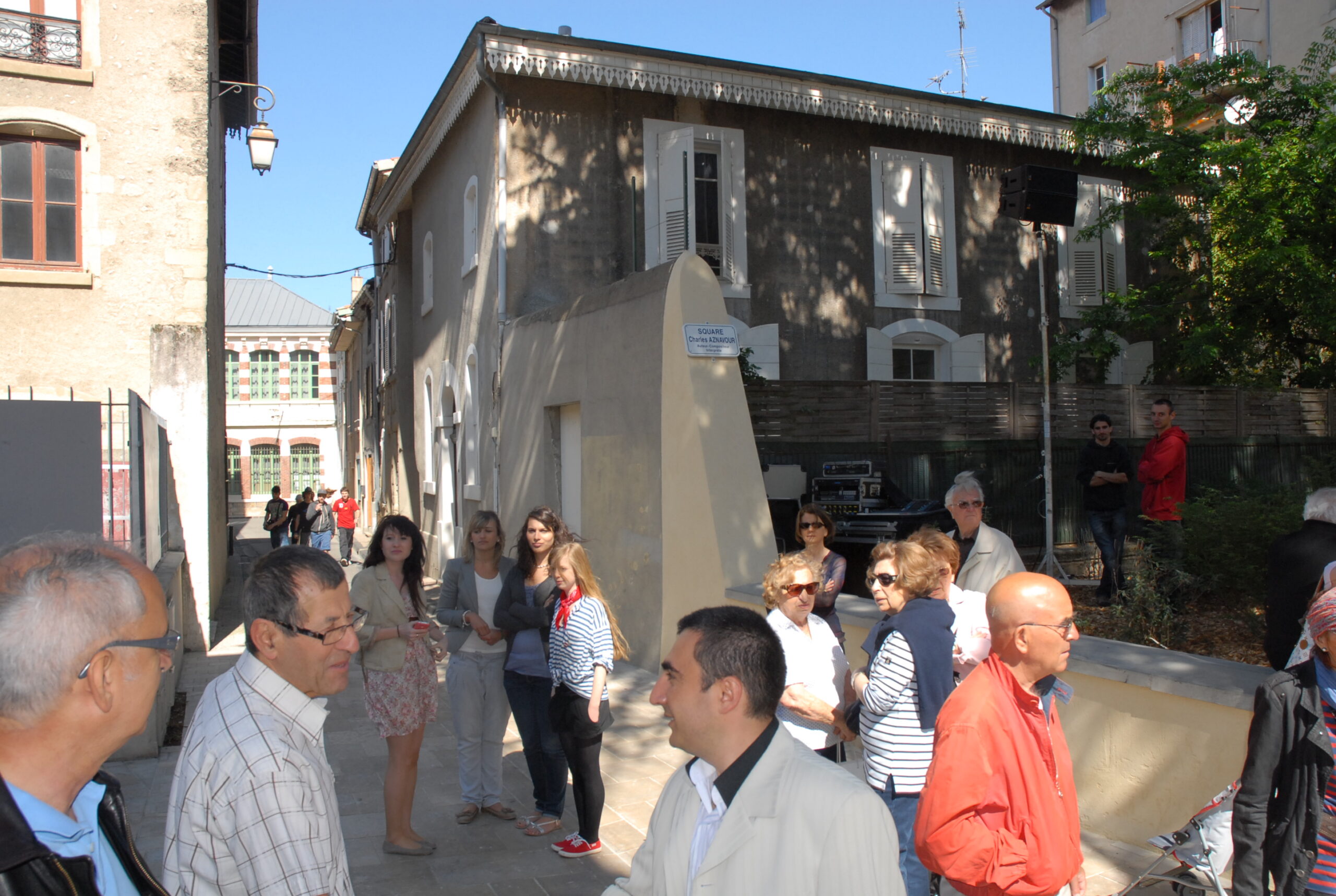 Le public arrive pour accueillir Aznavour