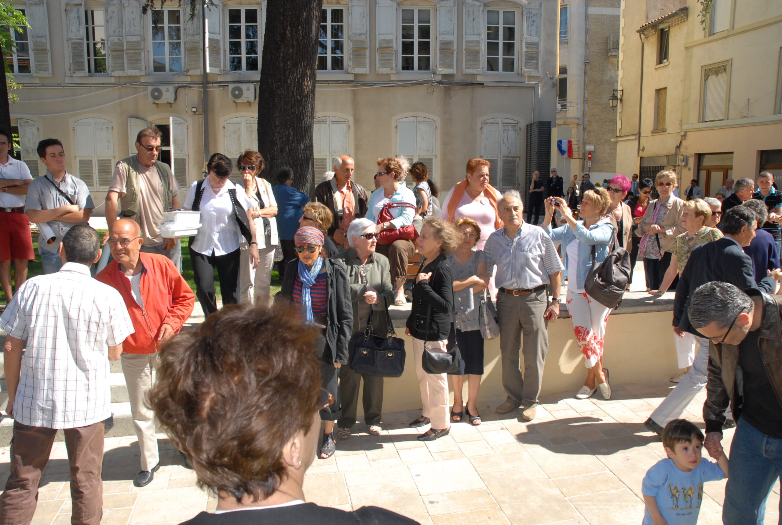 La foule commence à se faire dense