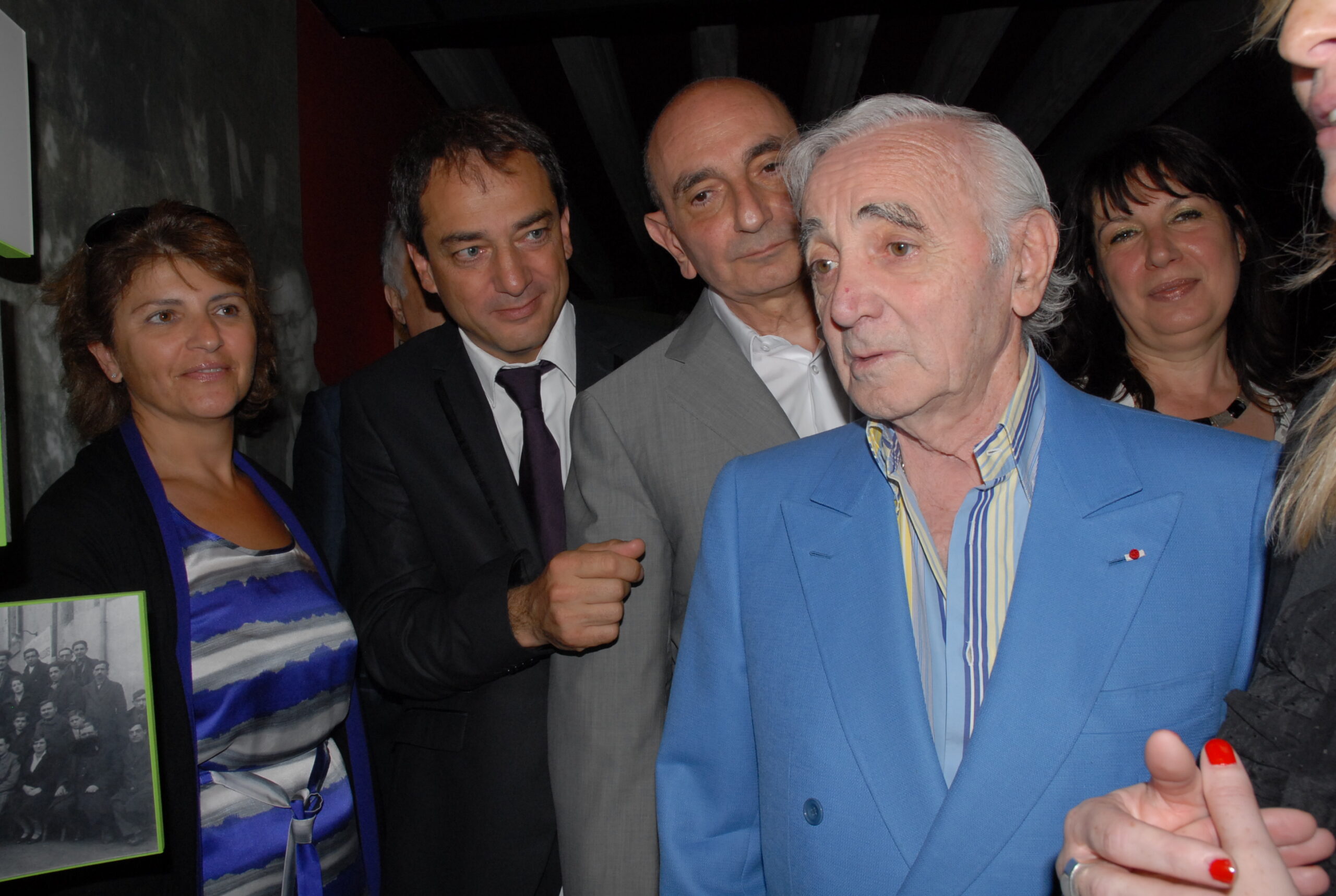 Aznavour écoute et réagit