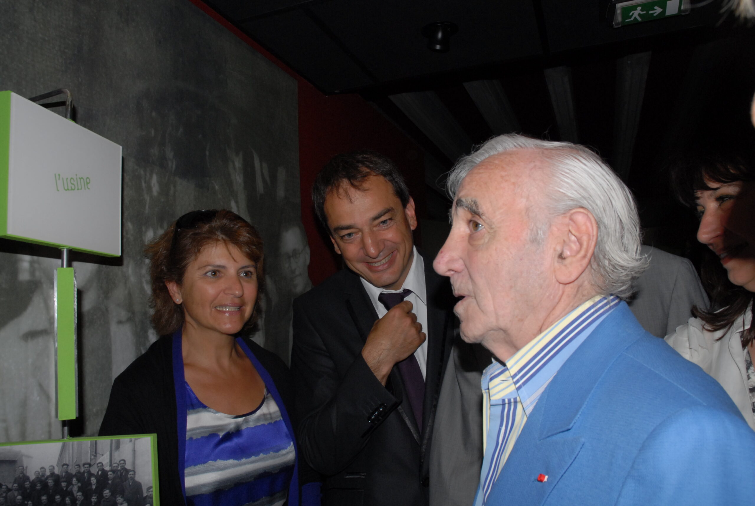 Charles Aznavour apprécie les documents du Centre