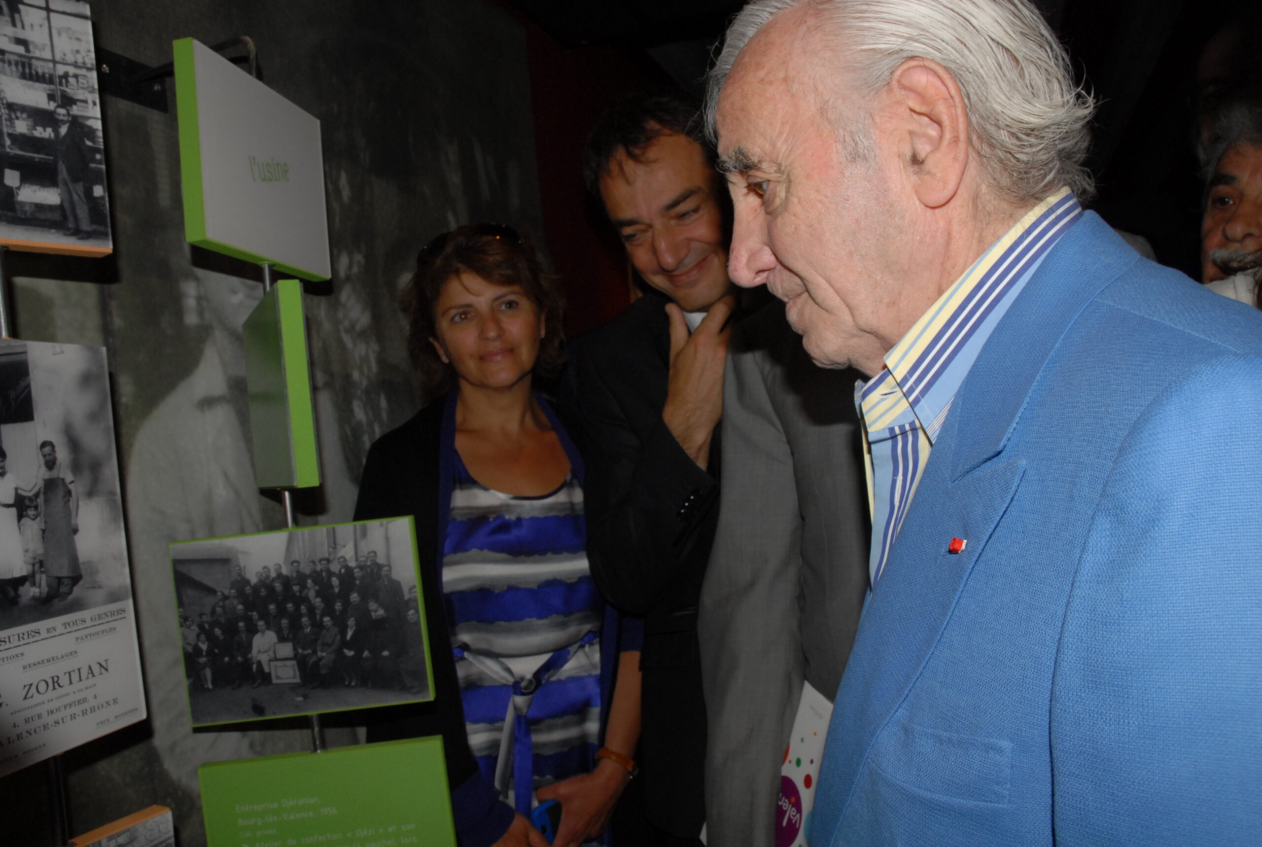 Aznavour devant les photos des réfugiés Arméniens