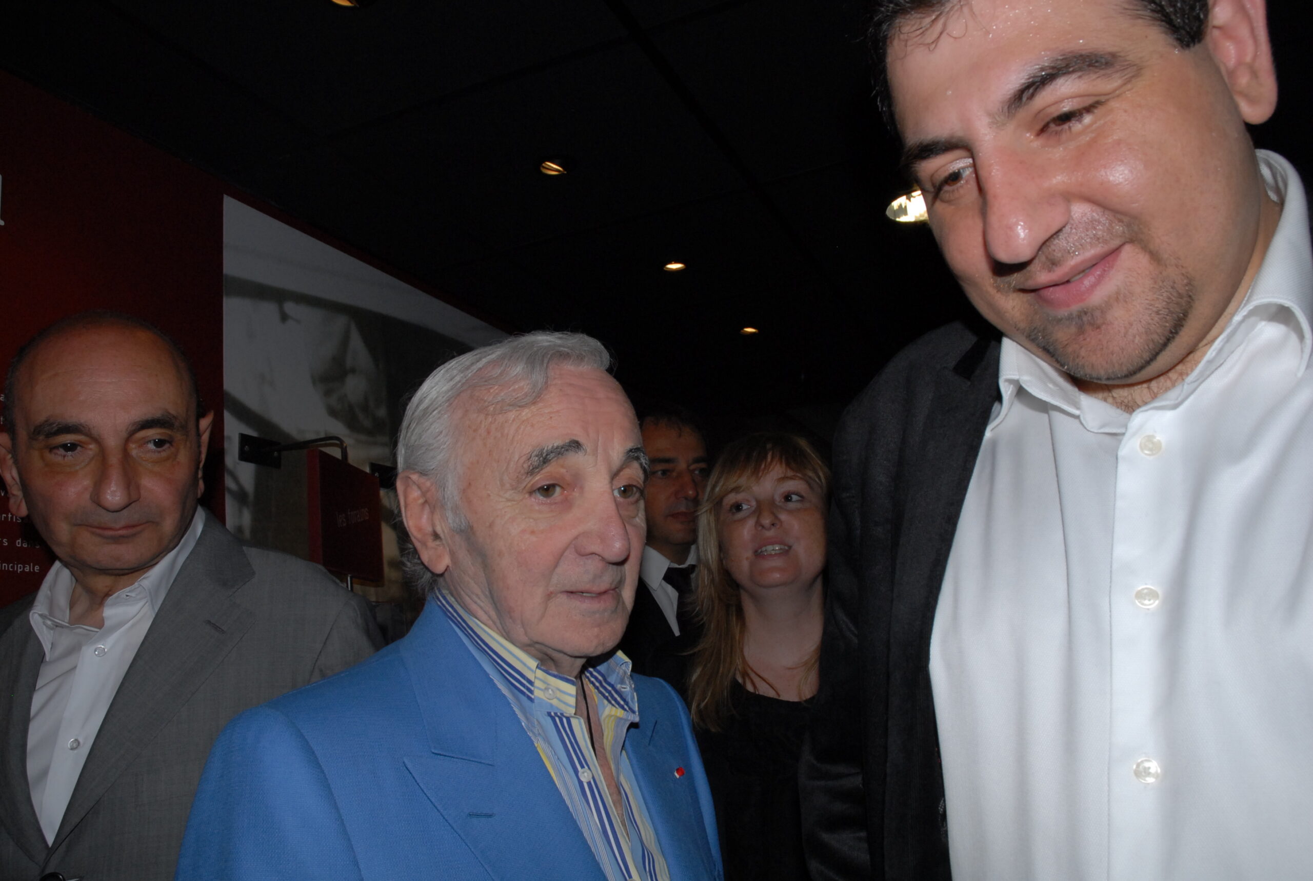 Charles Aznavour et le responsable d'Armenia TV en France