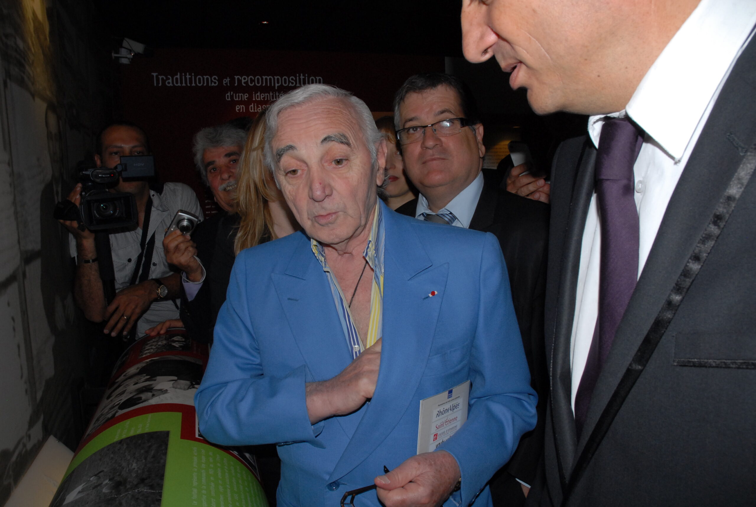 Charles Aznavour continue sa visite du Centre du Patrimoine arménien