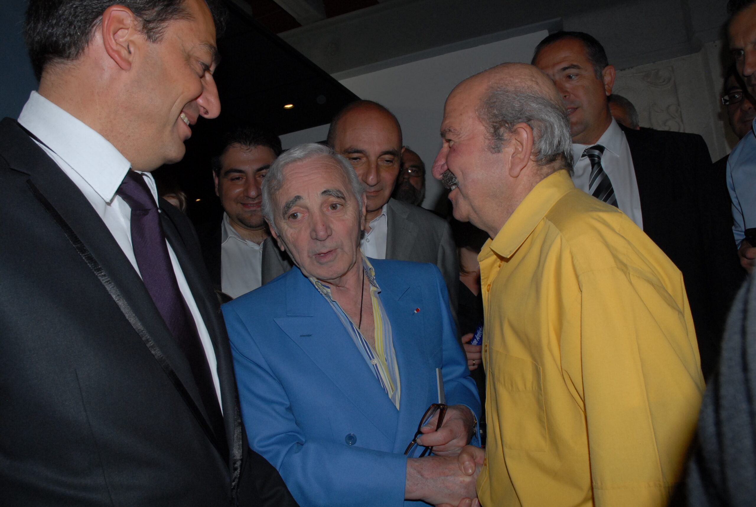 Arthur Kirazian félicite Charles Aznavour