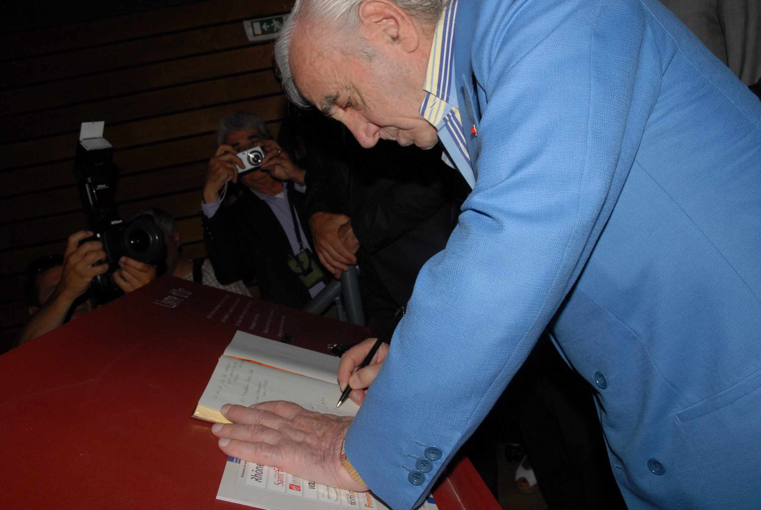 Charles Aznavour signe le Livre d'Or du Centre