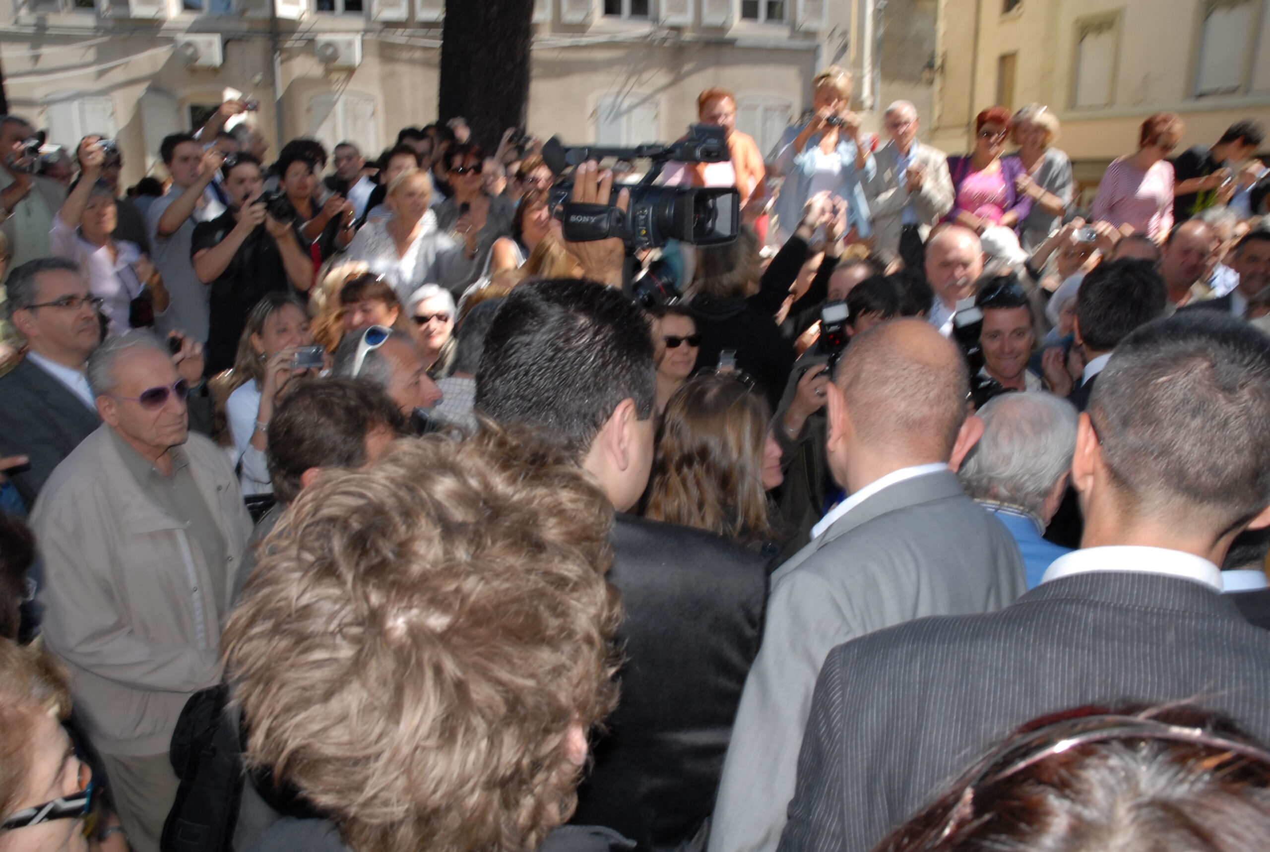 Charles Aznavour dans la foule