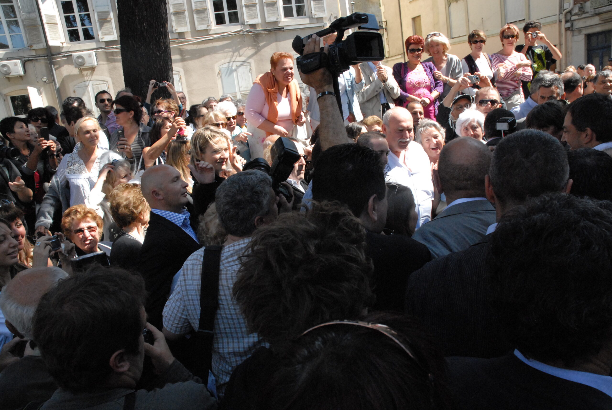 La foule entoure Charles Aznavour