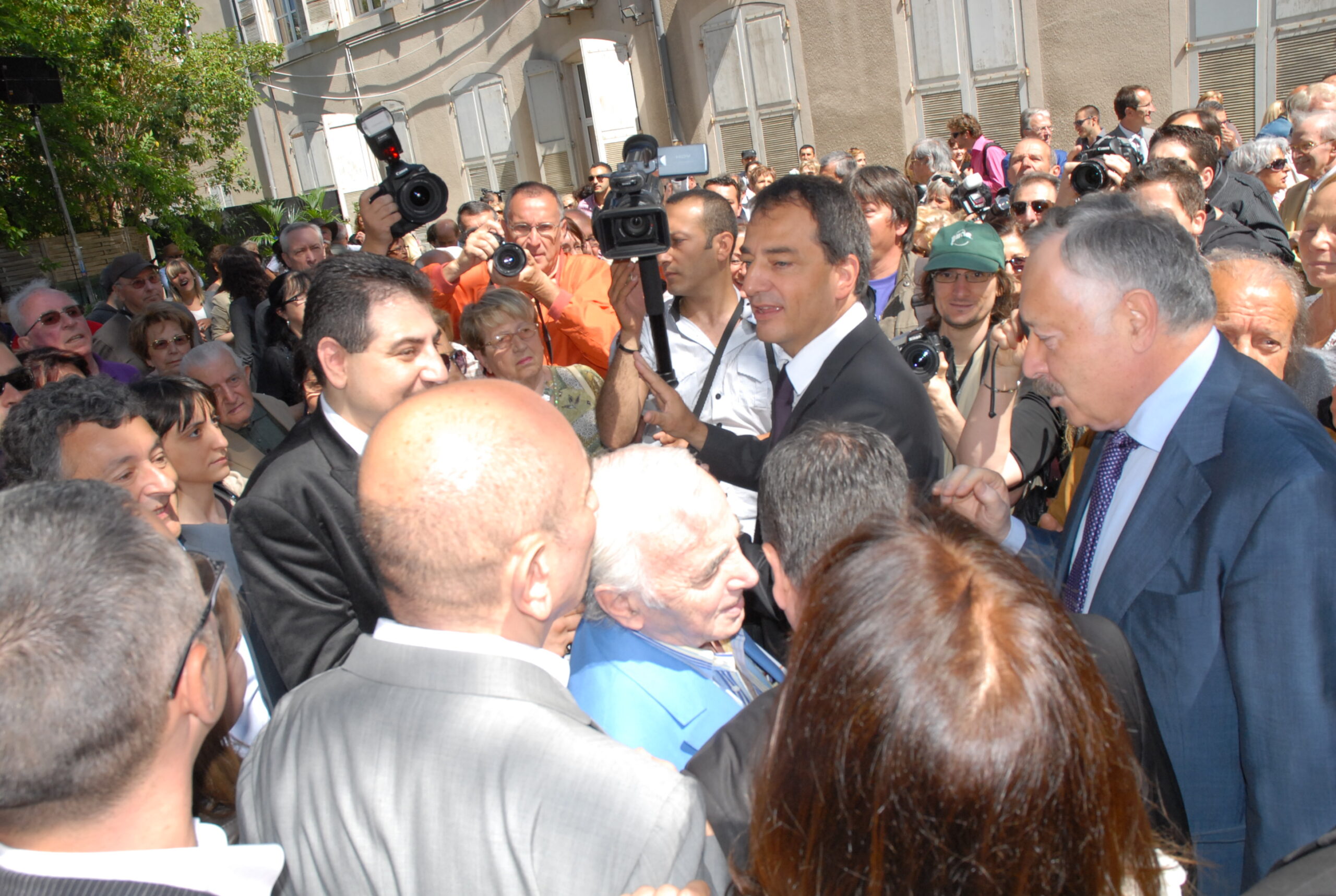 Charles Aznavour très entouré