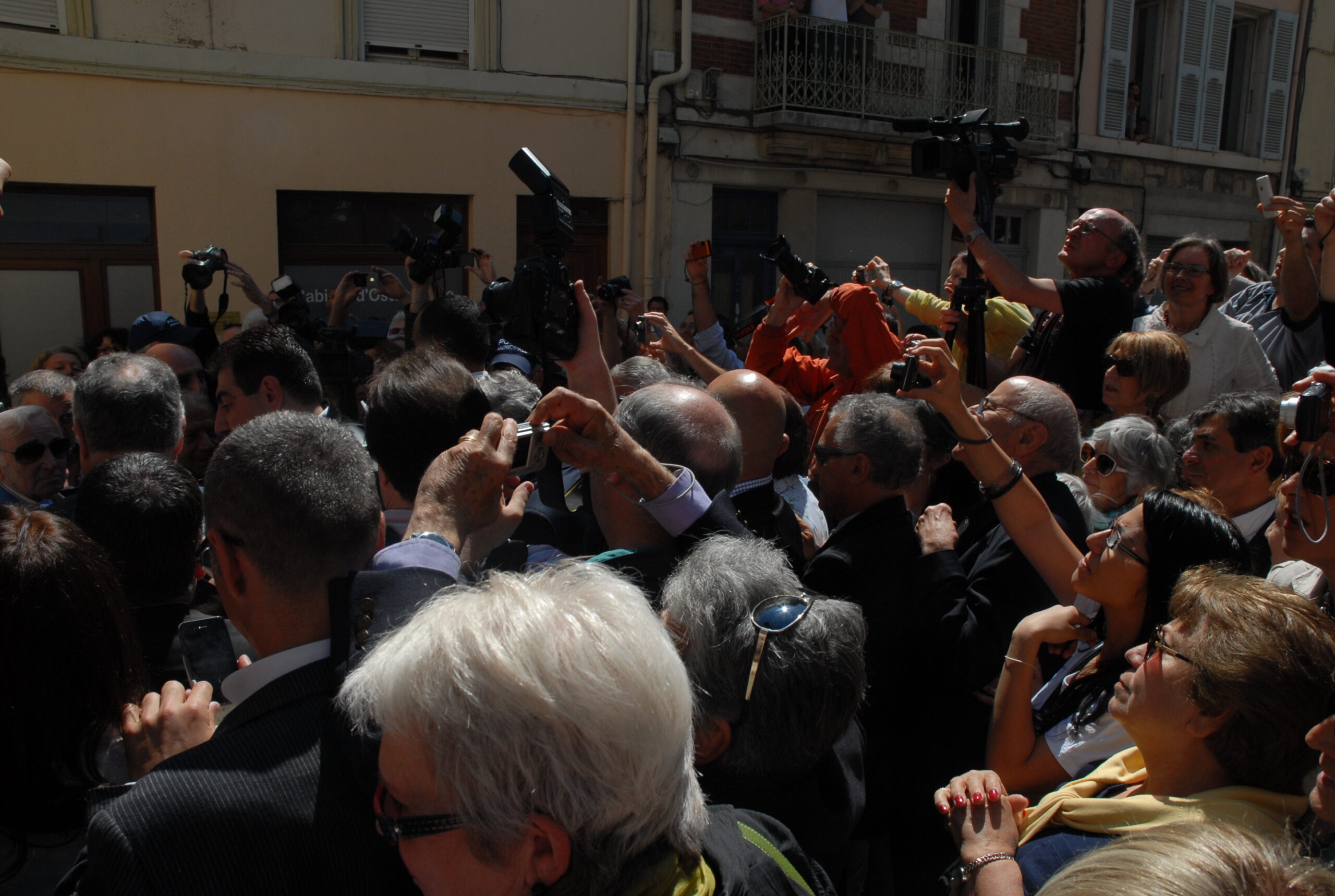 Charles Aznavour entouré par la foule