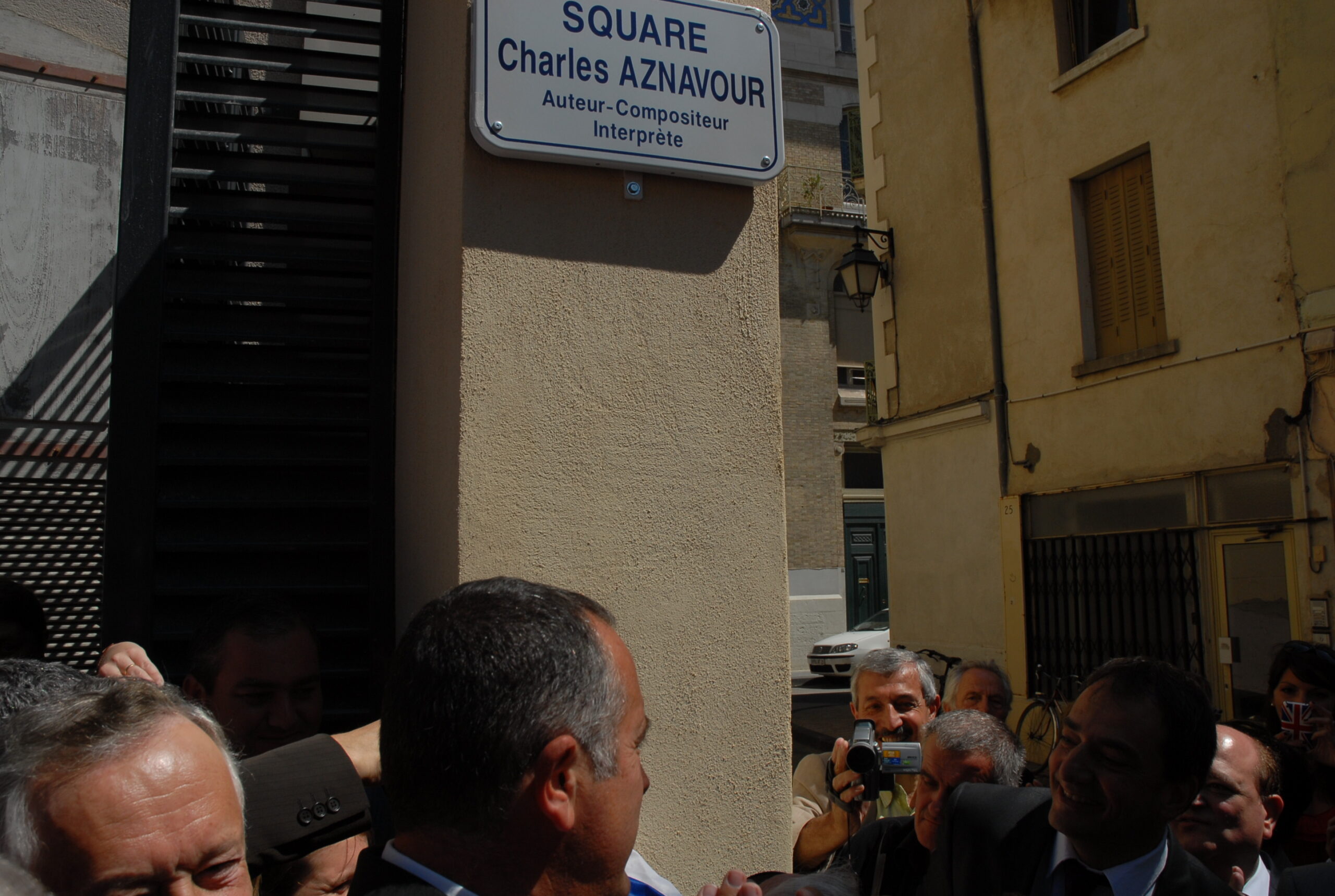 Charles Aznavour en haut de la plaque