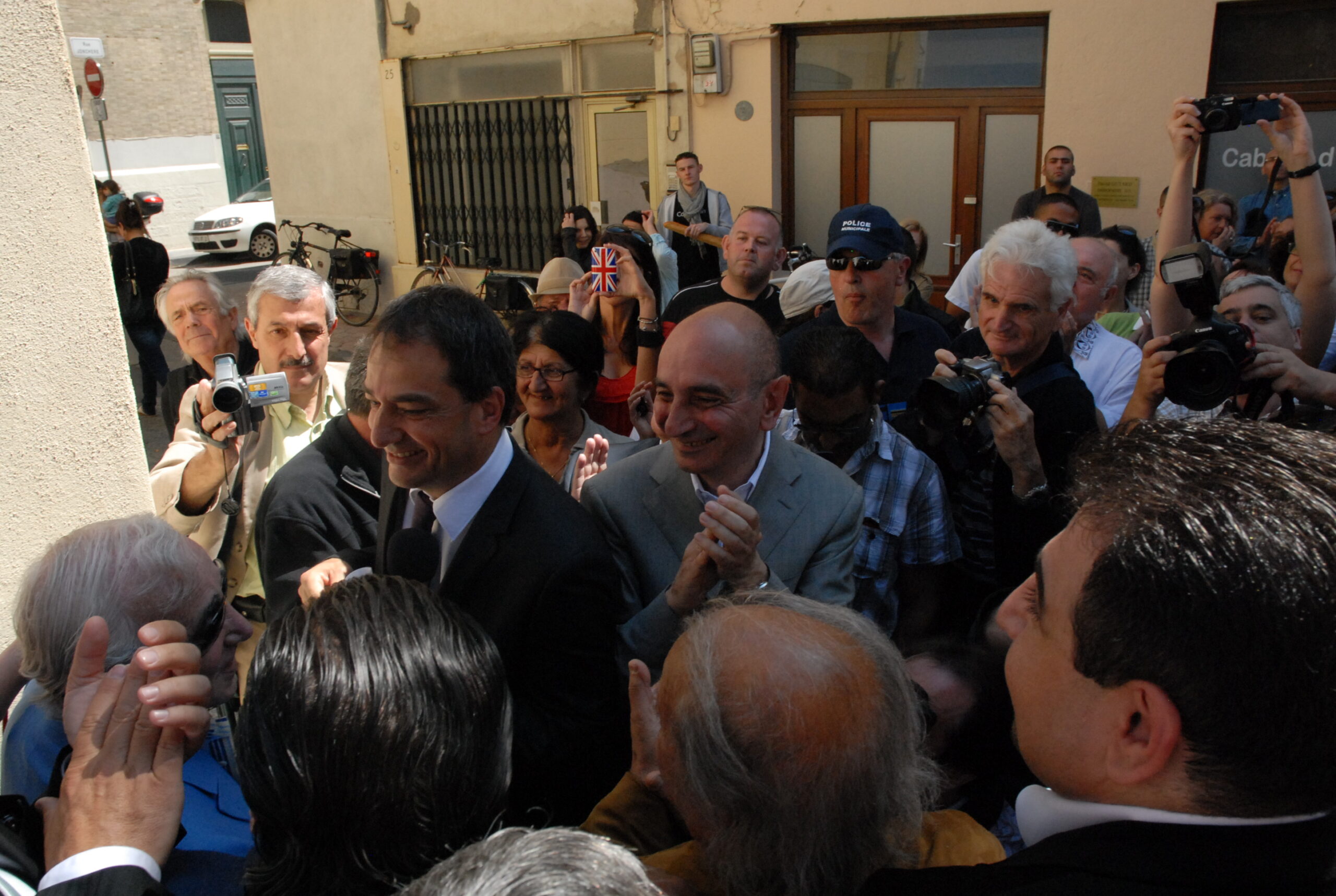 Charles Aznavour en haut de la plaque