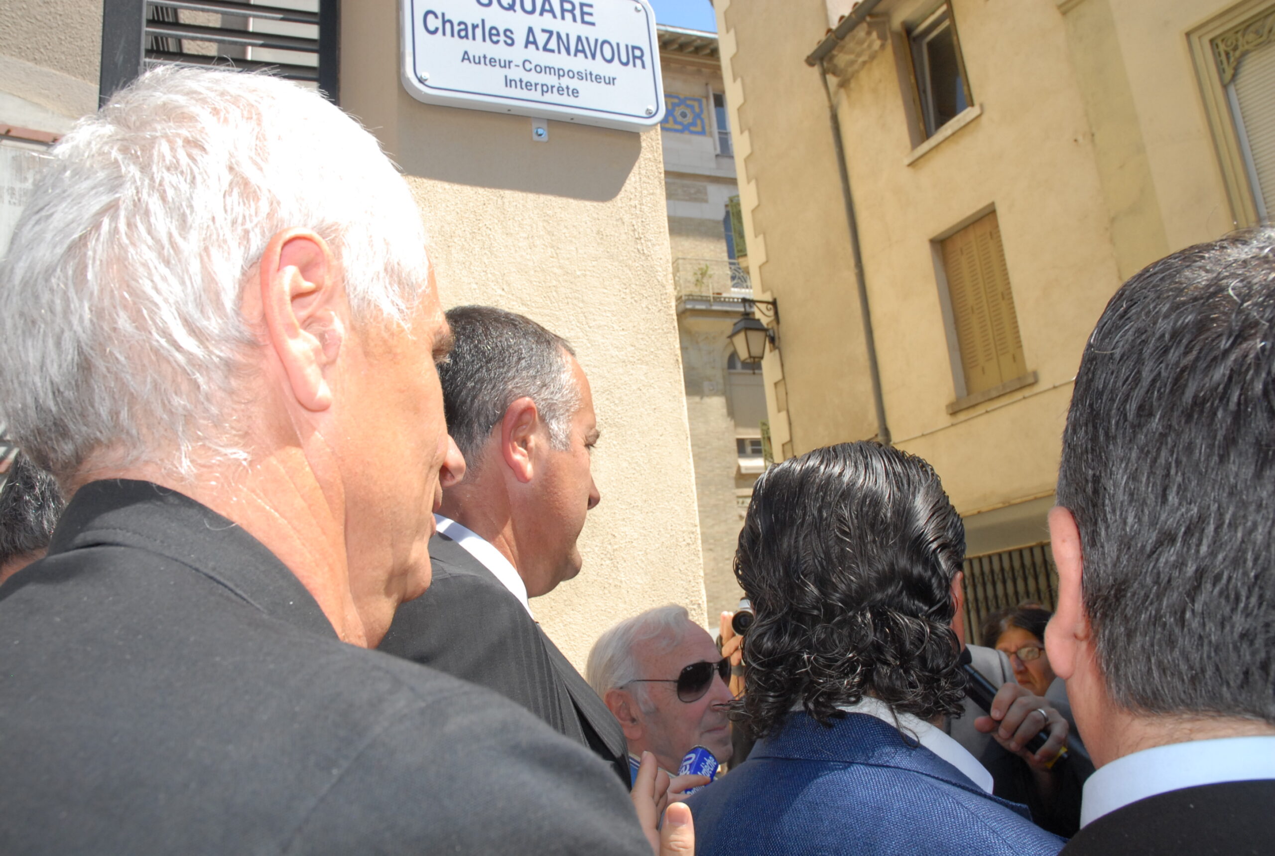 Aznavour en haut de la plaque