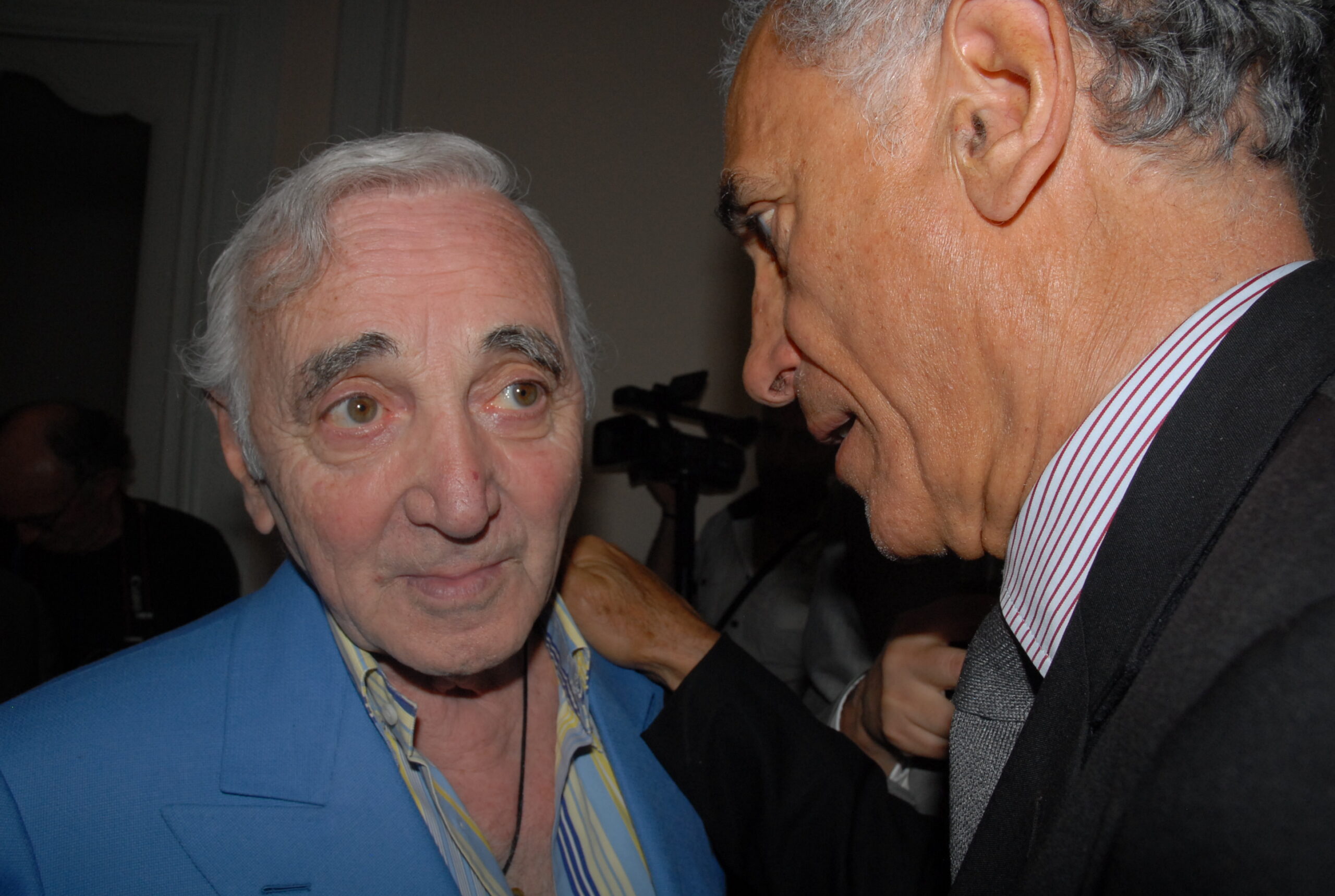 Charles Aznavour écoute