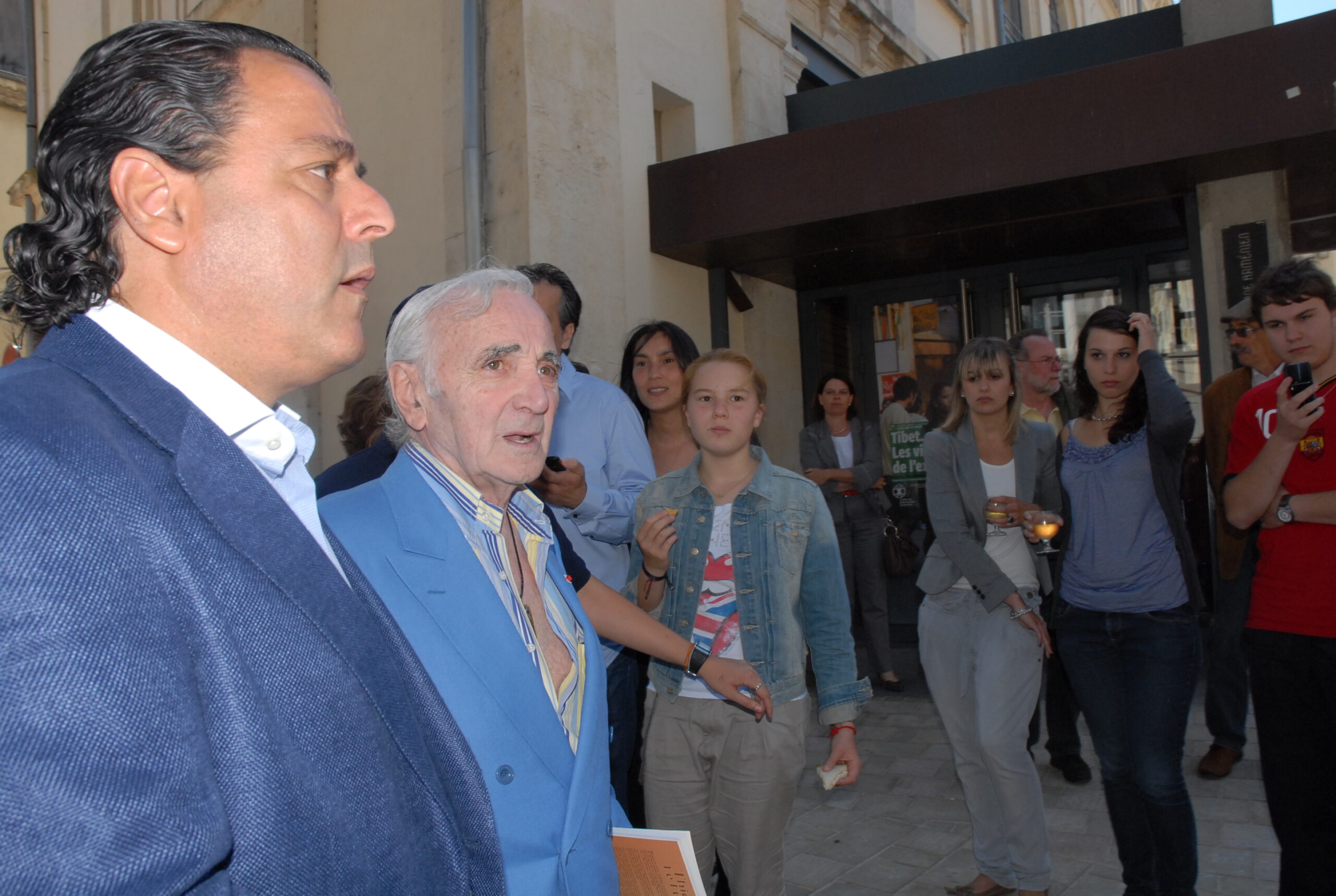 Charles Aznavour devant le Centre du Patrimoine armnéien de Valence