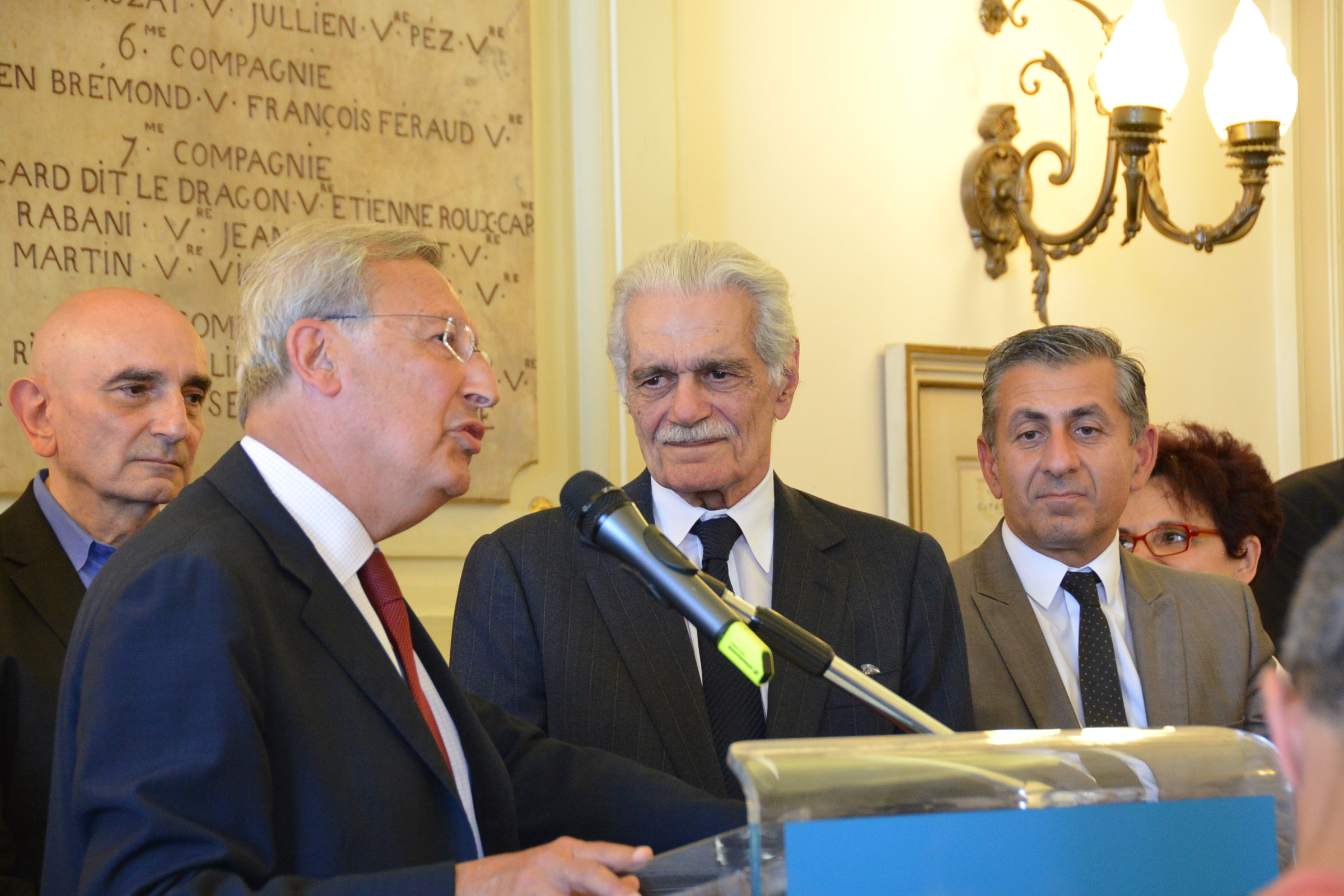 Roland Blum, 1er Adjoint au Maire de Marseille et Didier Parakian remettent la médaille de la Ville à Omar Sharif