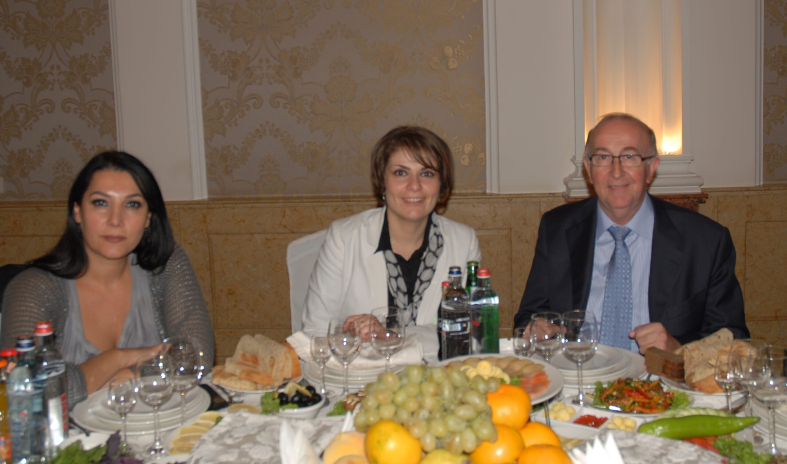 Bernard Hatémian en compagnie de Naïra Sargsyan et Nariné Nalbandyan, membres de la CCIFA