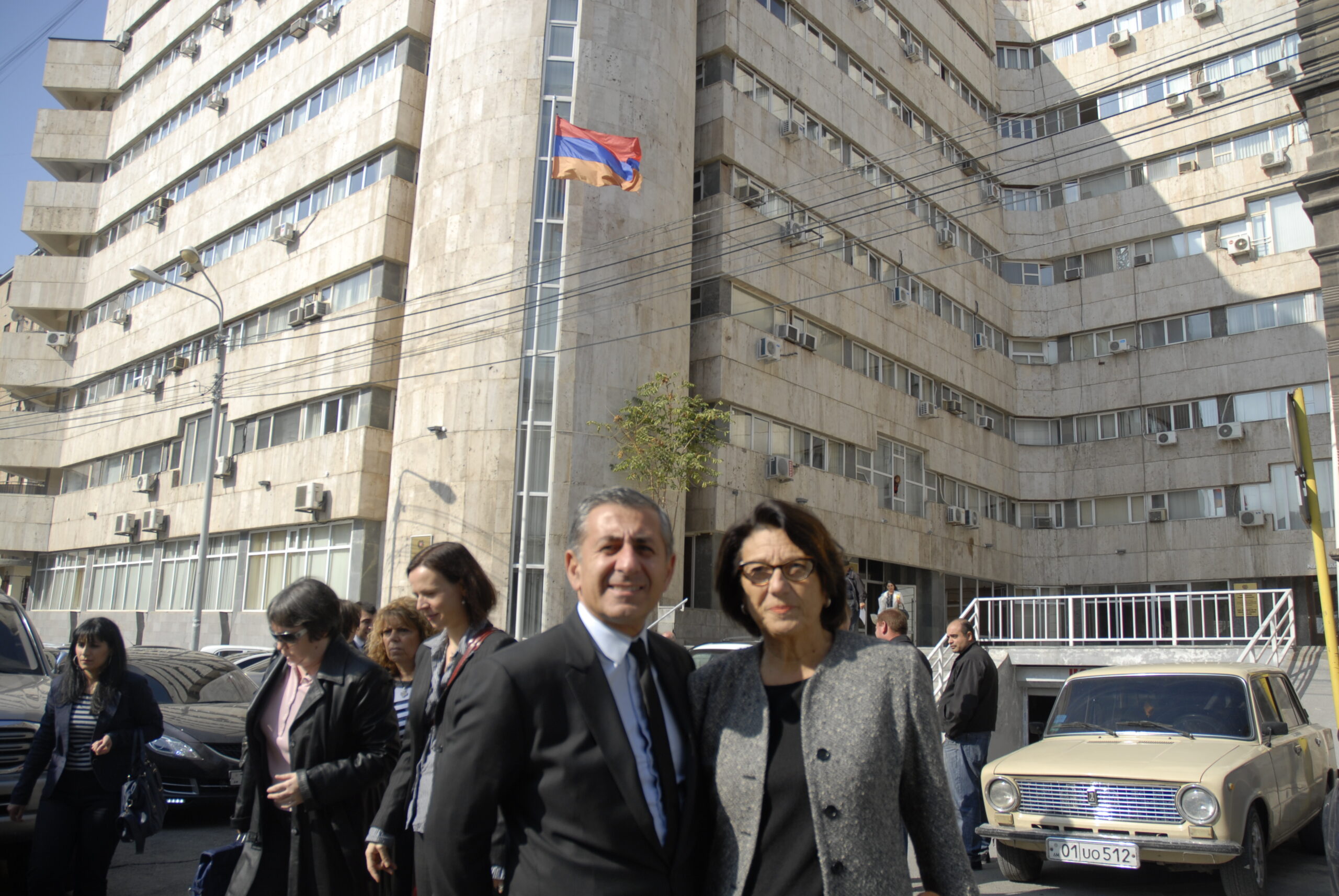 Didier Parakian et Dominique Vlasto devant le Ministère de l'Economie