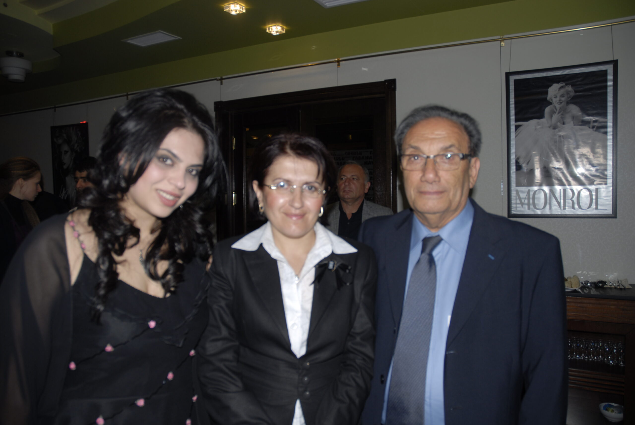 Hripsimé Varderesyan et Verguiné Simonian (toutes deux de la Mairie d'Erévan) et Garo Hovsepian