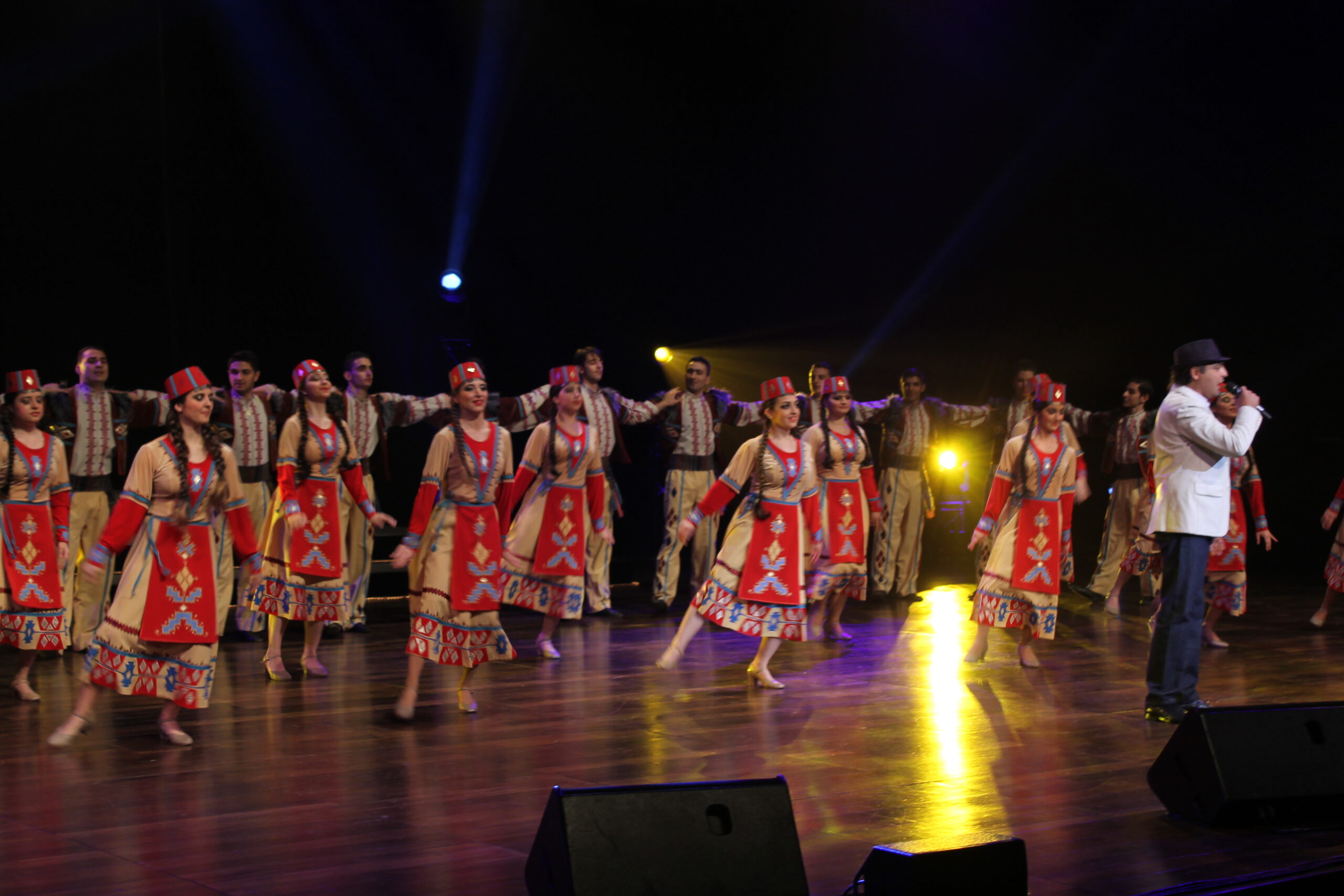 Souren Davdian et la troupe de danse Naïri