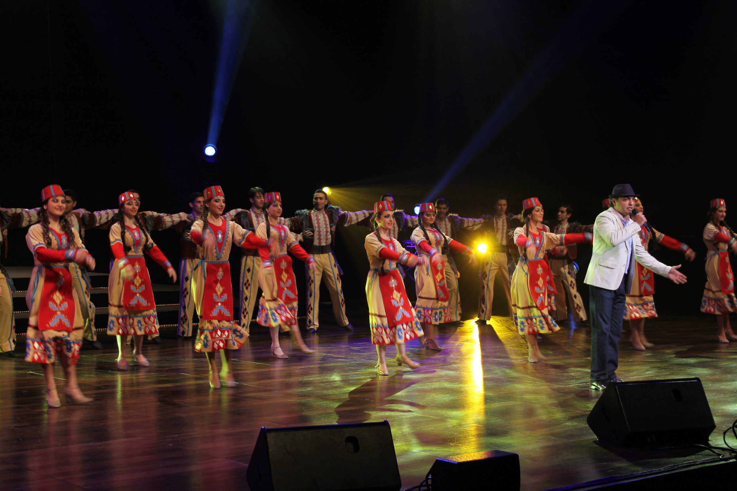 Souren Davdian accompagné par la troupe Naïri