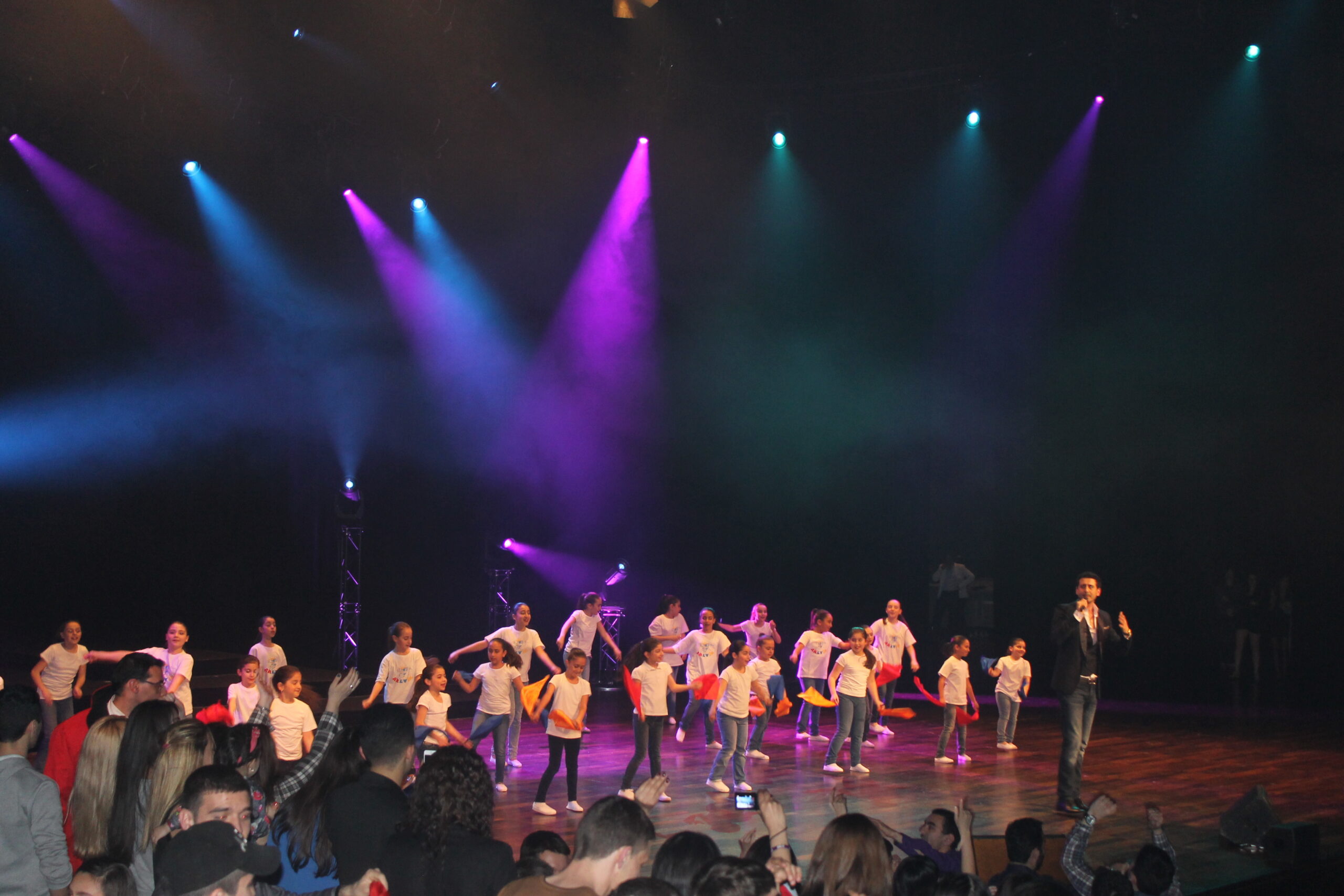 Aramé accompagné des jeunes de la troupe Arévig