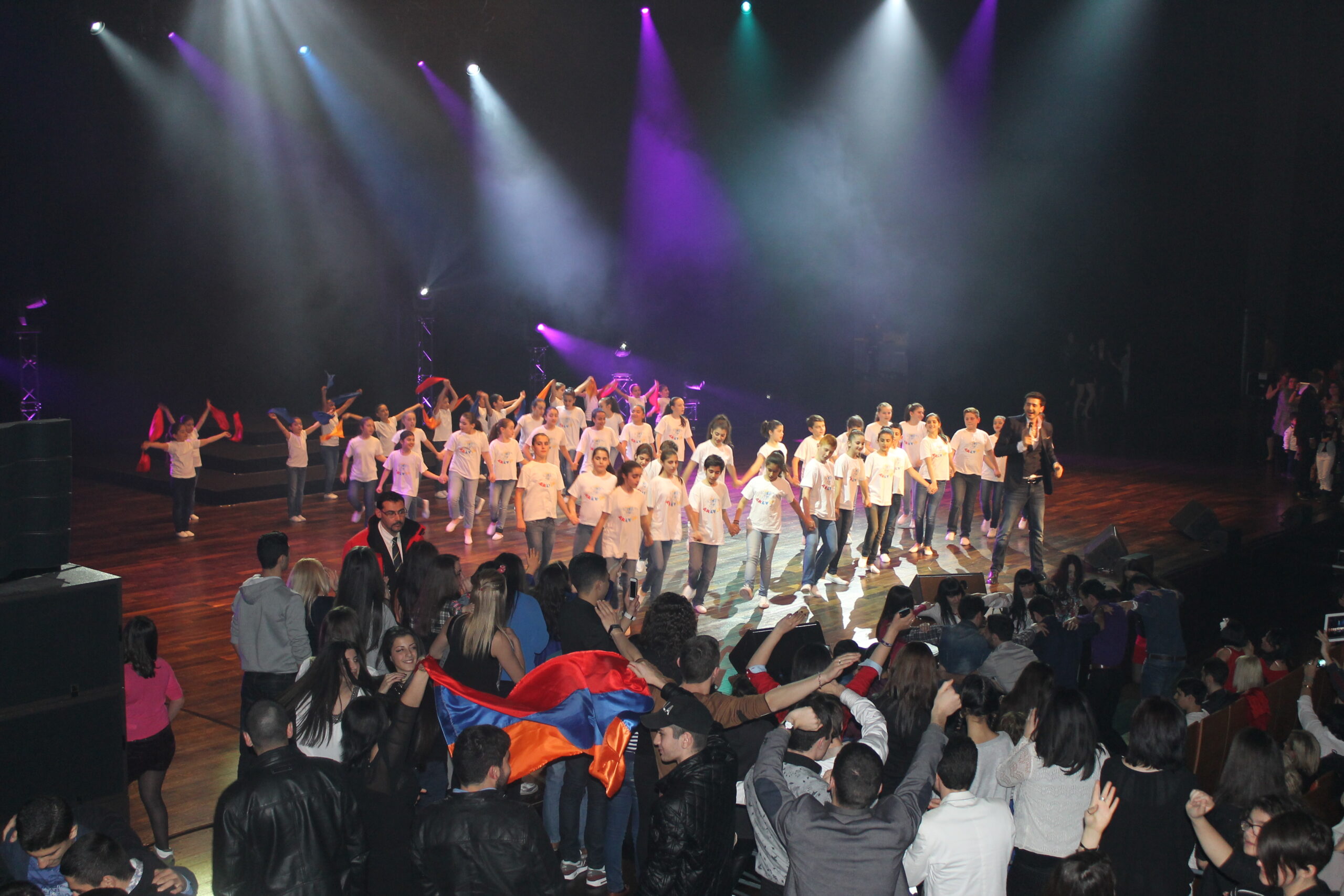 Les jeunes danseurs de la troupe Arévig accompagnent Aramé