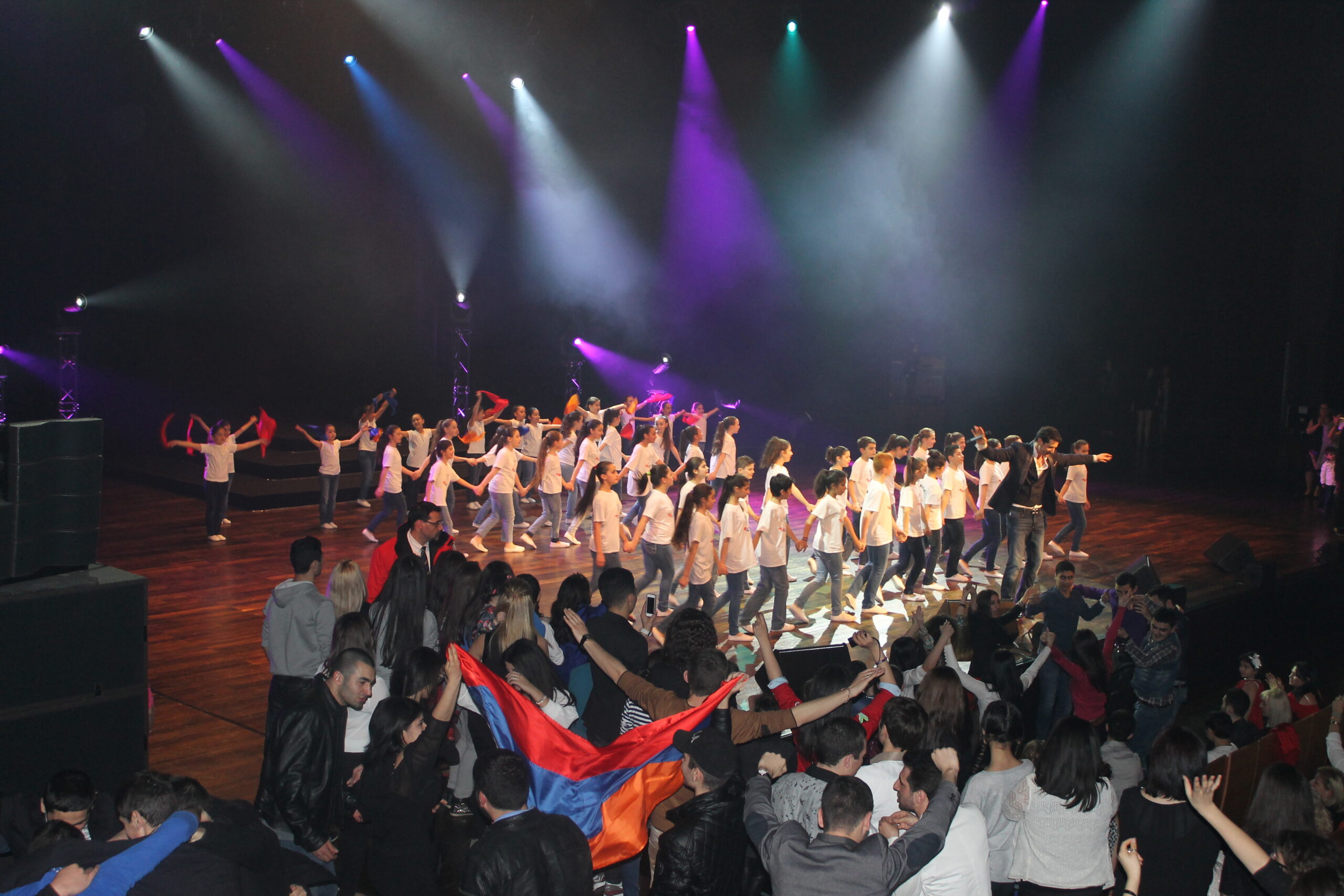 Les jeunes danseurs de la troupe Arévig accompagnent Aramé