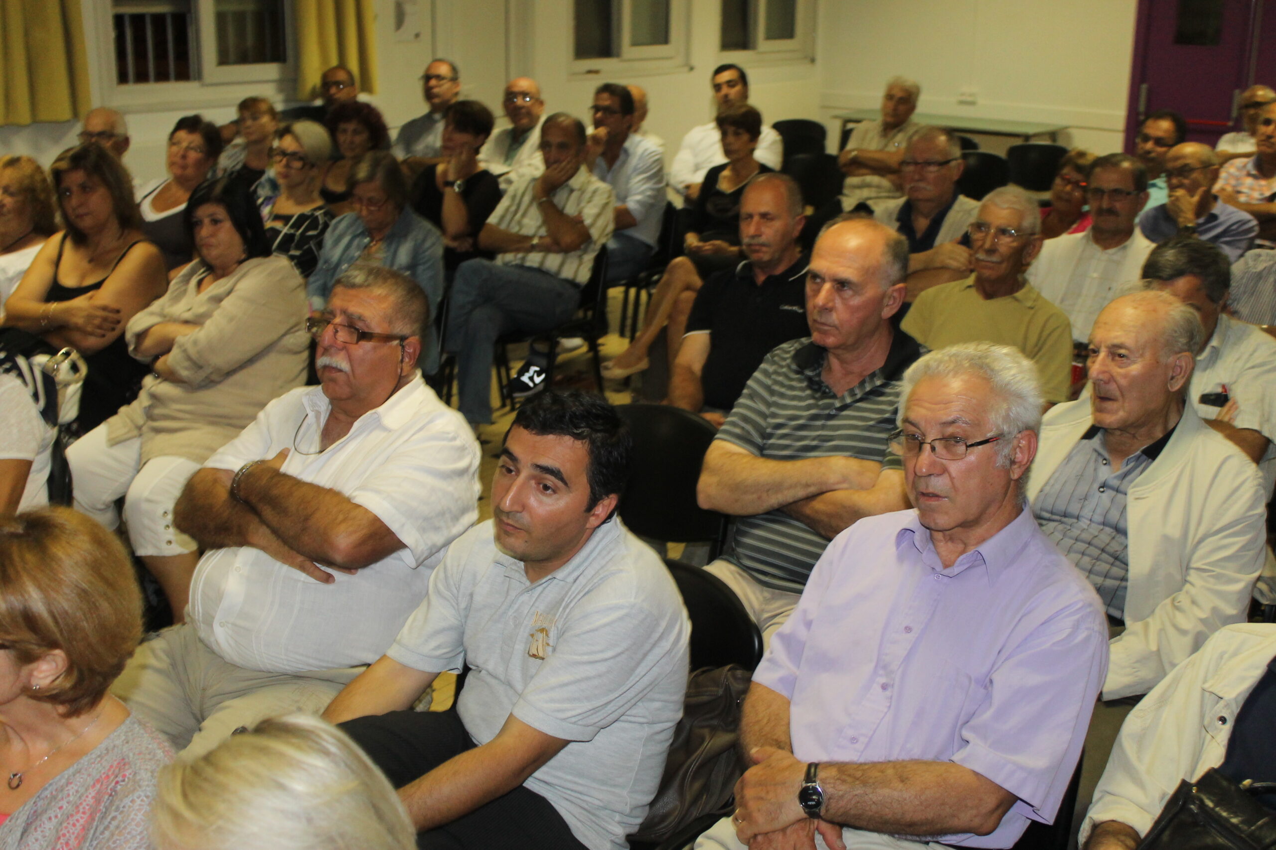 Le public à l'écoute des projets de la Mission 2015 à Valence (Drôme) pour la commémoration du 100ième anniversaire du génocide arménien