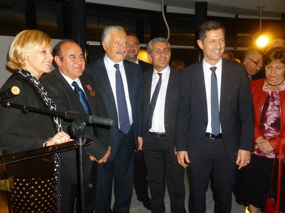 Krikor Amirzayan entouré par Marlène Mourier (Maire de Bourg-Lès-Valence), l'Ambassadeur d'Arménie Viguén Tchitétchian, Didier Parakian (Adjoint au Maire de Marseille), Nicolas Daragon (Maire de Valence)