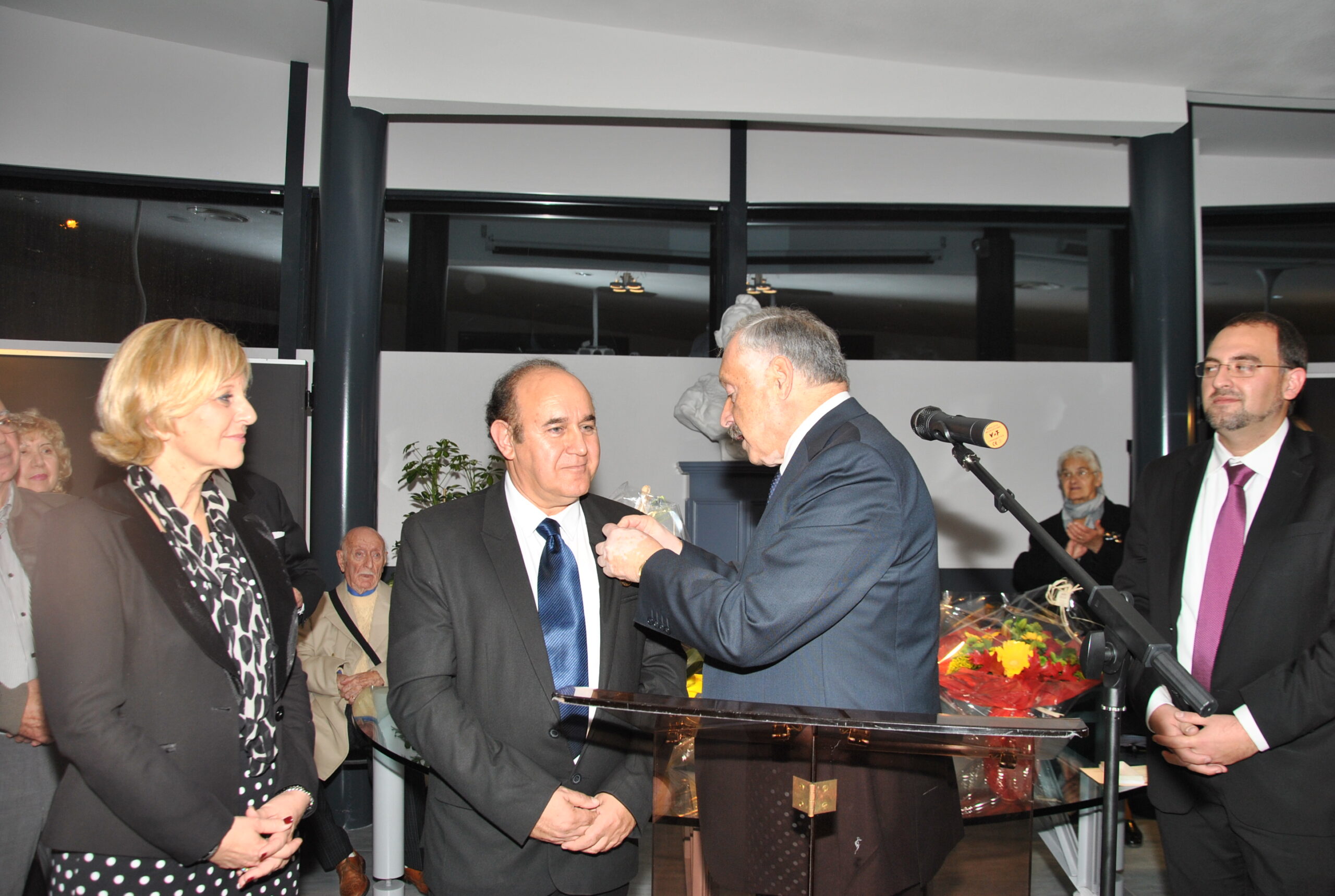 L'Ambassadeur d'Arménie S.E. Viguén Tchitétchian décore Krikor Amirzayan de la Médaille d'Or du Ministère de la Diaspora de la République d'Arménie