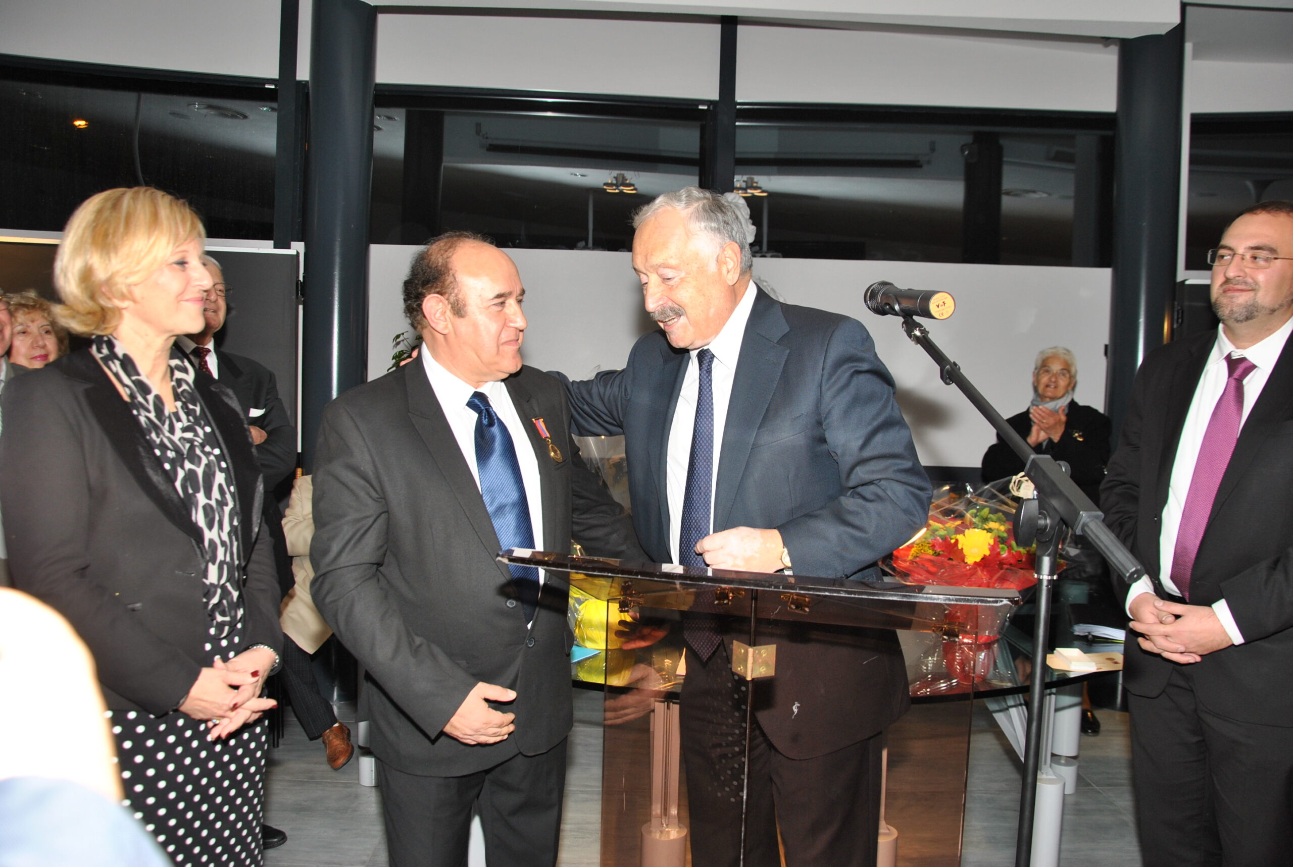 Marlène Mourier (Maire de Bourg-Lès-Valence), Krikor Amirzayan (médaillé), l'Ambassadeur d'Arménie Viguén Tchitétchian, le vice-consul d'Arménie à Lyon Vaner Harutyunyan