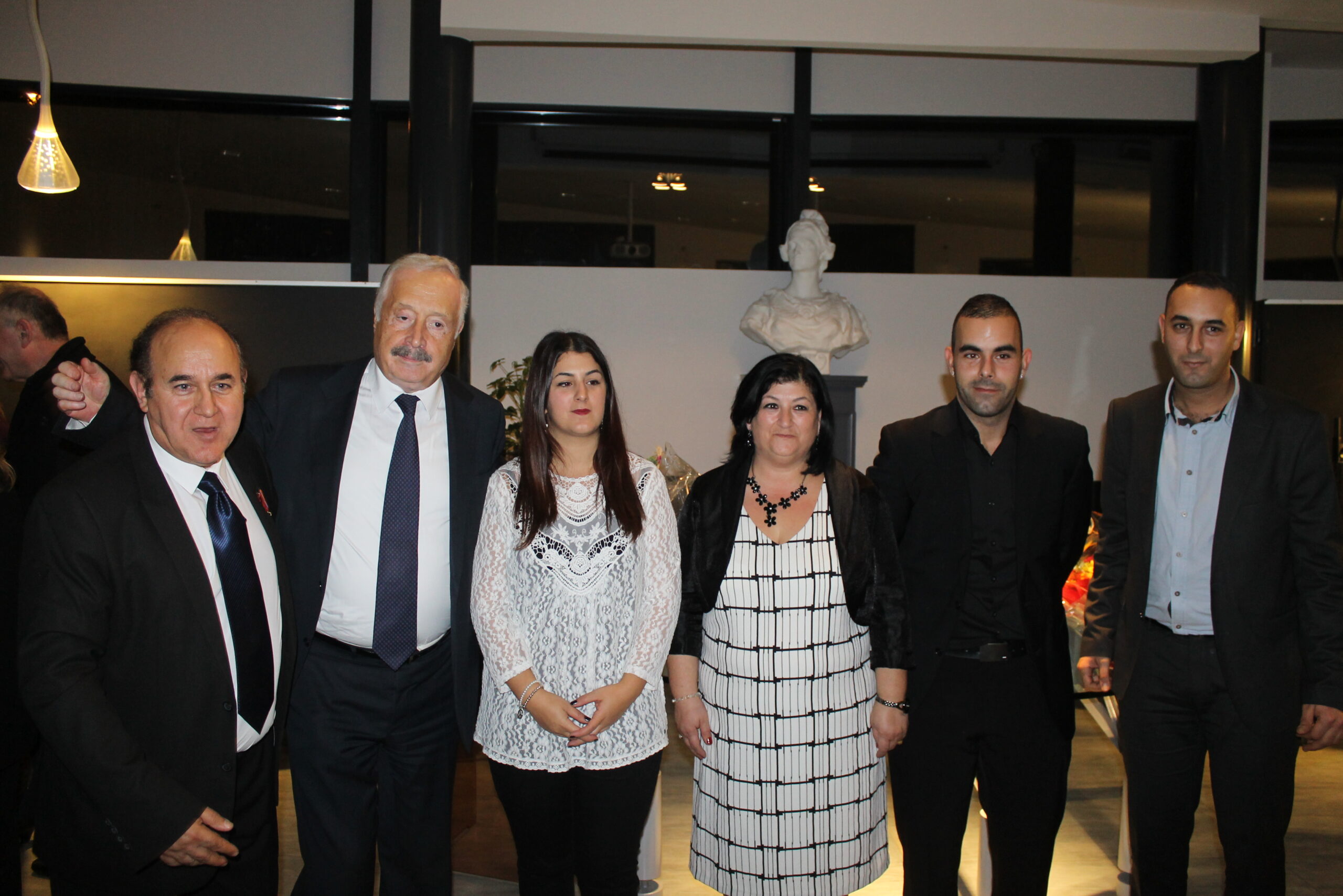 Krikor Amirzayan, son épouse Achkhène, ses enfants Karine (Garné), Christopher et Alexandre en compagnie de l'Ambassadeur d'Arménie