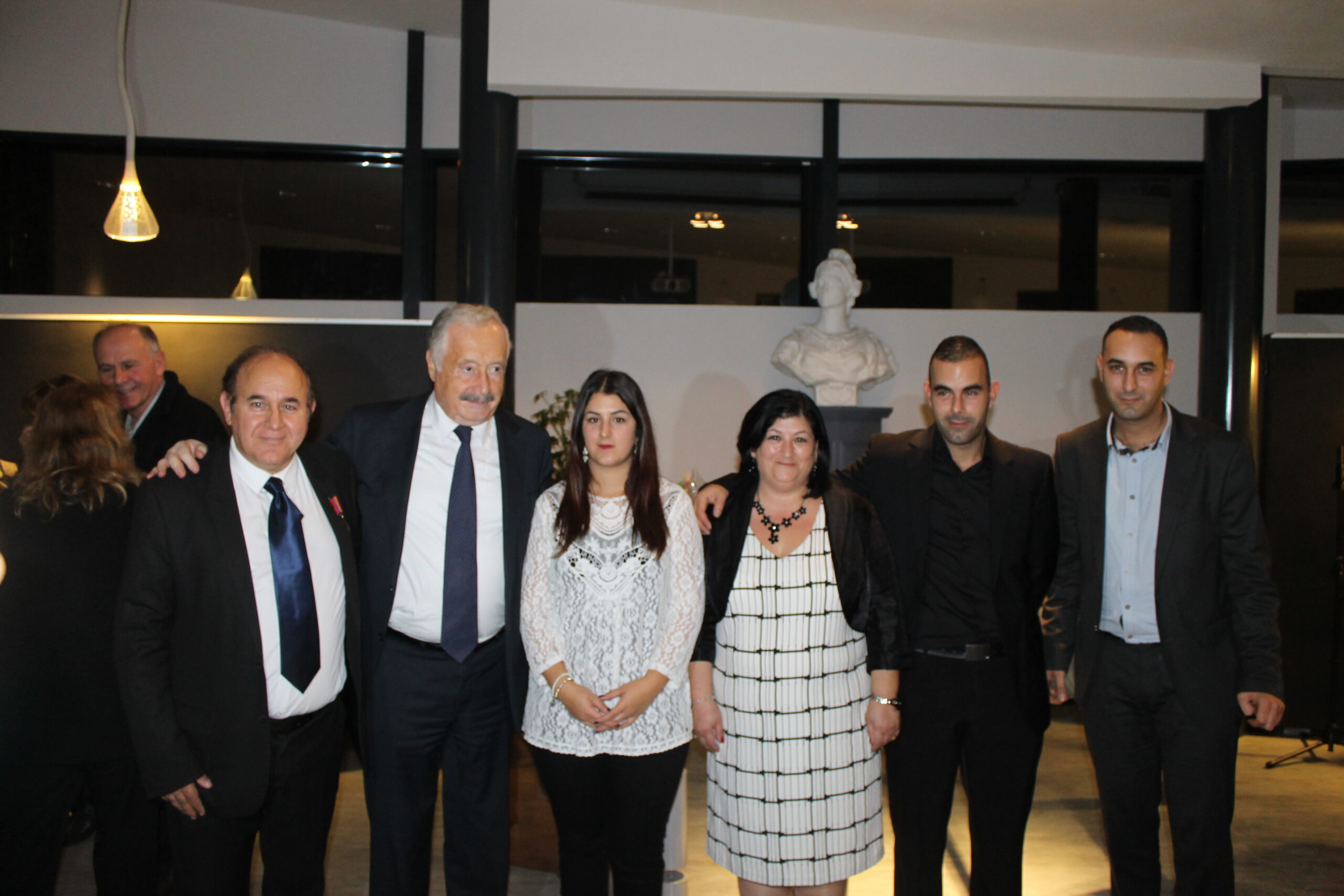 Krikor Amirzayan, son épouse Achkhène, ses enfants Karine (Garné), Christopher et Alexandre en compagnie de l'Ambassadeur d'Arménie