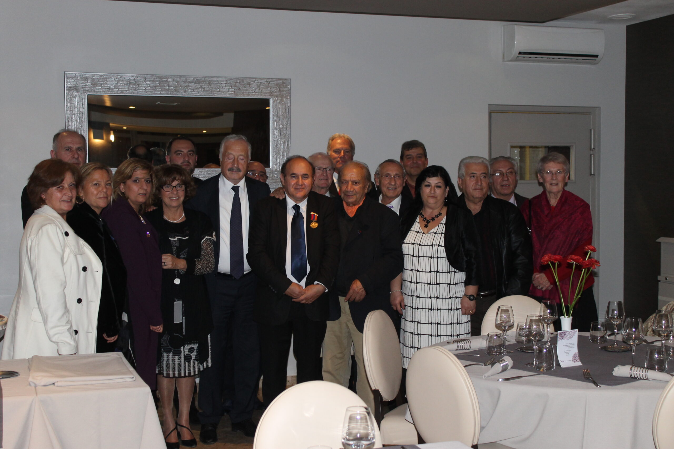 Krikor Amirzayan avec quelques amis et personnalités à l'issue de la soirée de la remise de sa Médaille d'Or