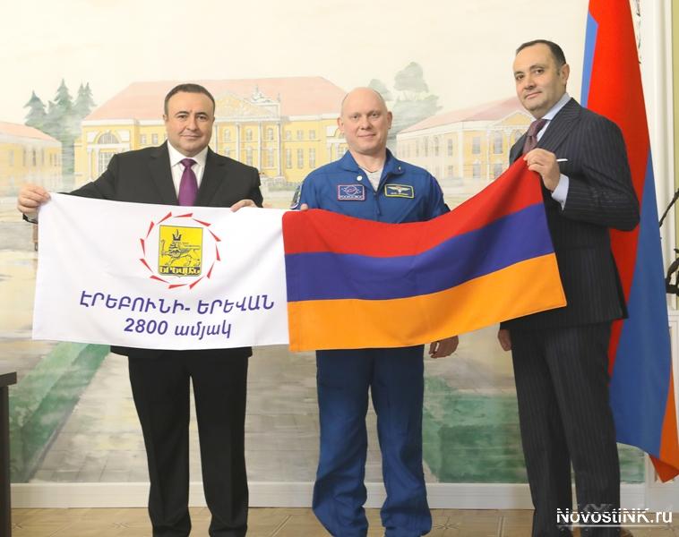 Le drapeau de l'Arménie et les insignes d'Erévan sont dans l'espace et tournent autour de la terre