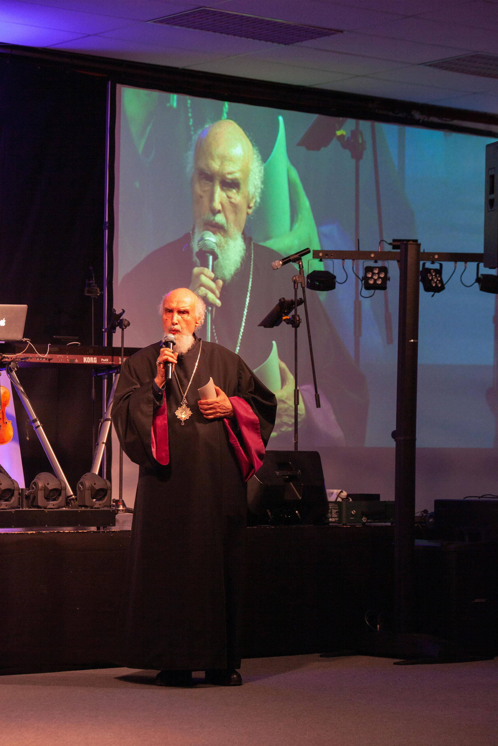 monseigneur_norvan_zakarian_pendant_son_discours.jpg