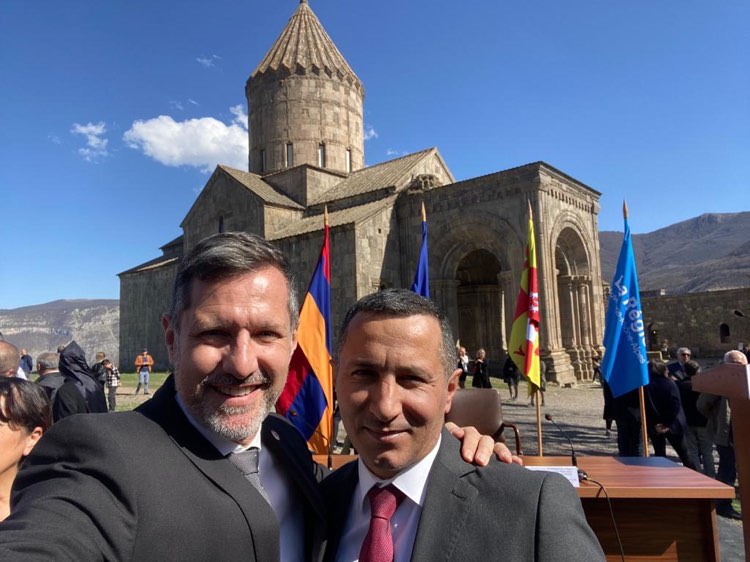 Nicolas Daragon vice-président de la Région Auvergne-Rhône-Alpes et maire de Valence avec le gouverneur du Syunik ici à Tatev (photo Didier Parakian, membre de la délégation)